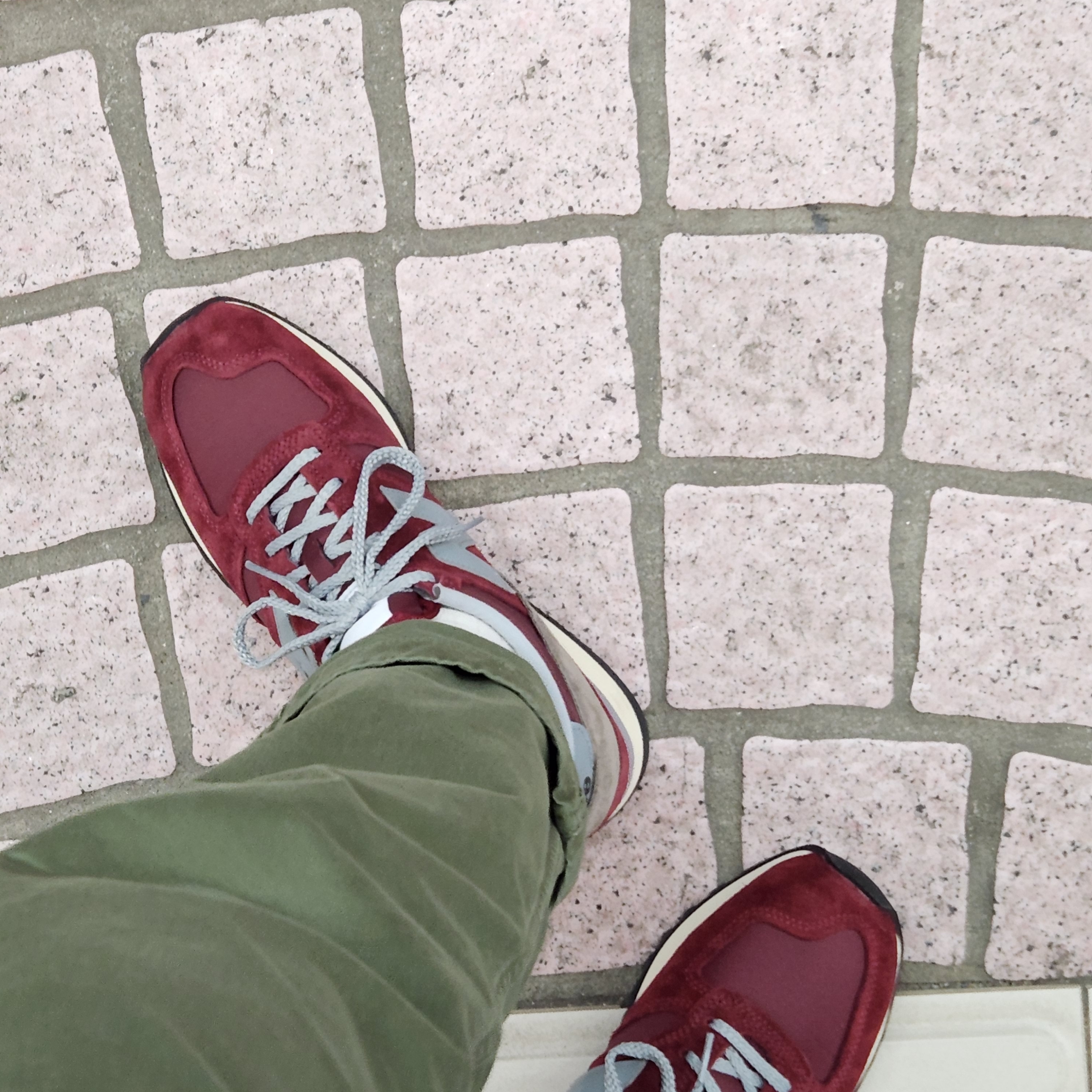 New Balance 730 Made in UK 40th Anniversary Burgundy 착용 스타일 - 2