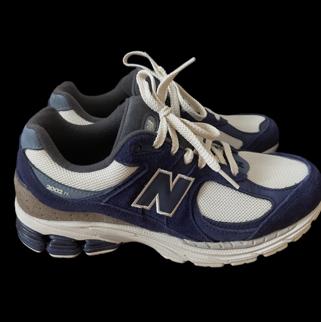 New Balance 2002R Light Cream Purple 착용 스타일 - 2