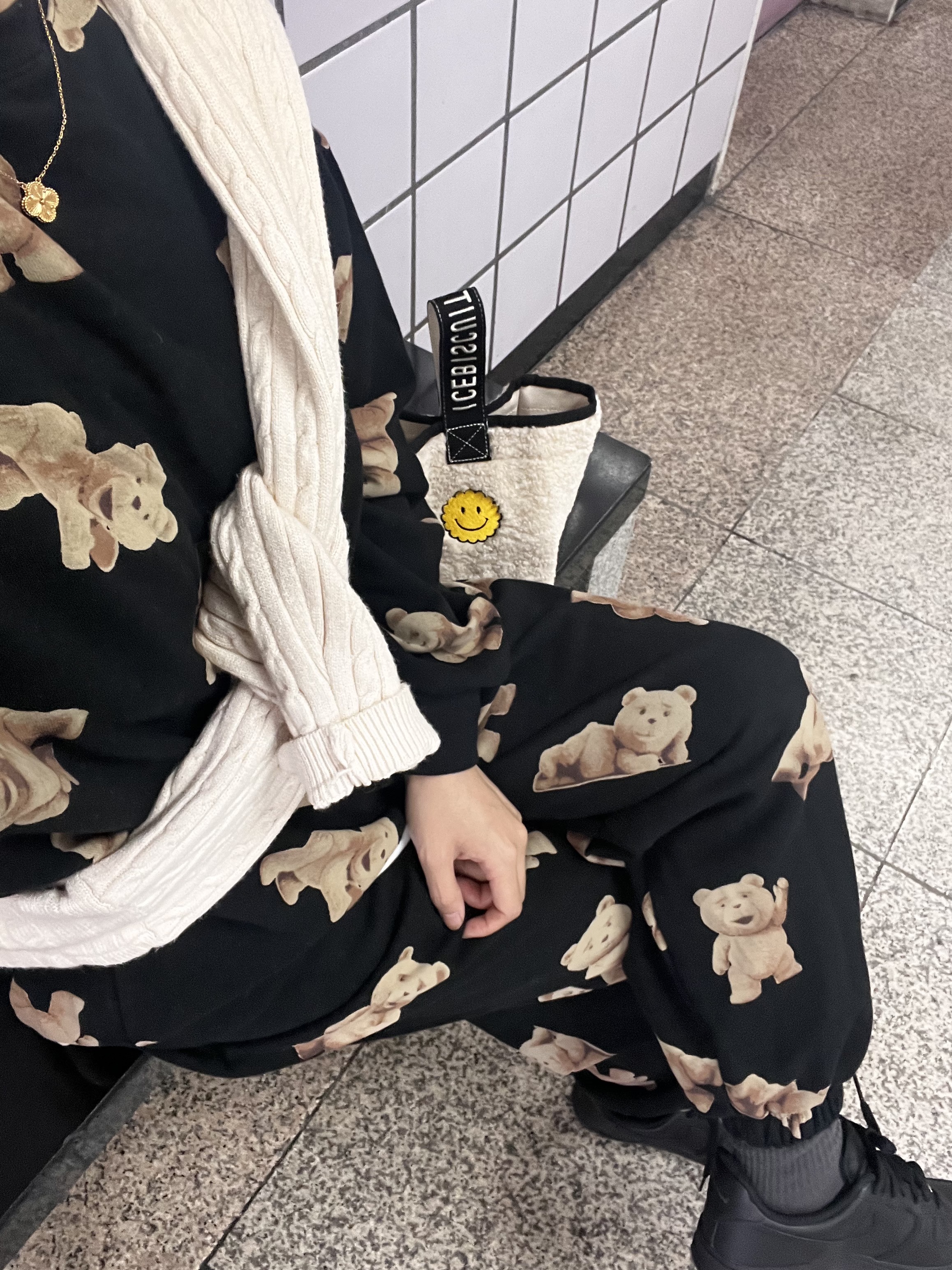Apple AirPods Max Lightning Silver (Korean Ver.), Nike Air Force 1 '07 Low Triple Black 착용 스타일 - 3