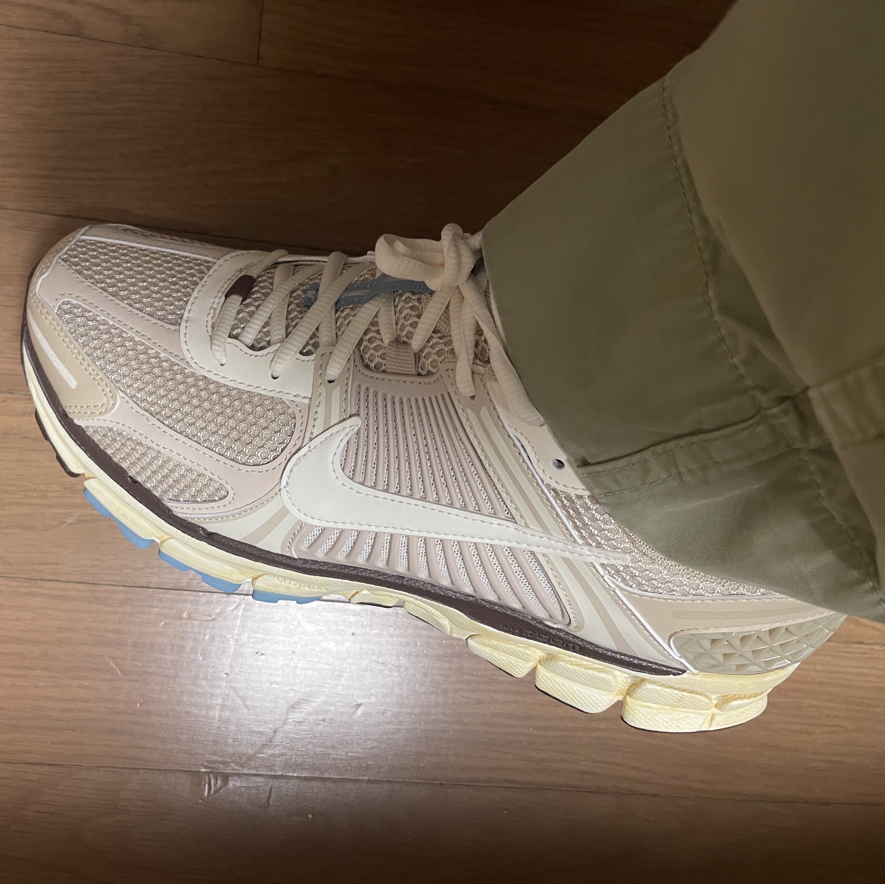 (W) Nike Zoom Vomero 5 Oatmeal 착용 스타일 - 1