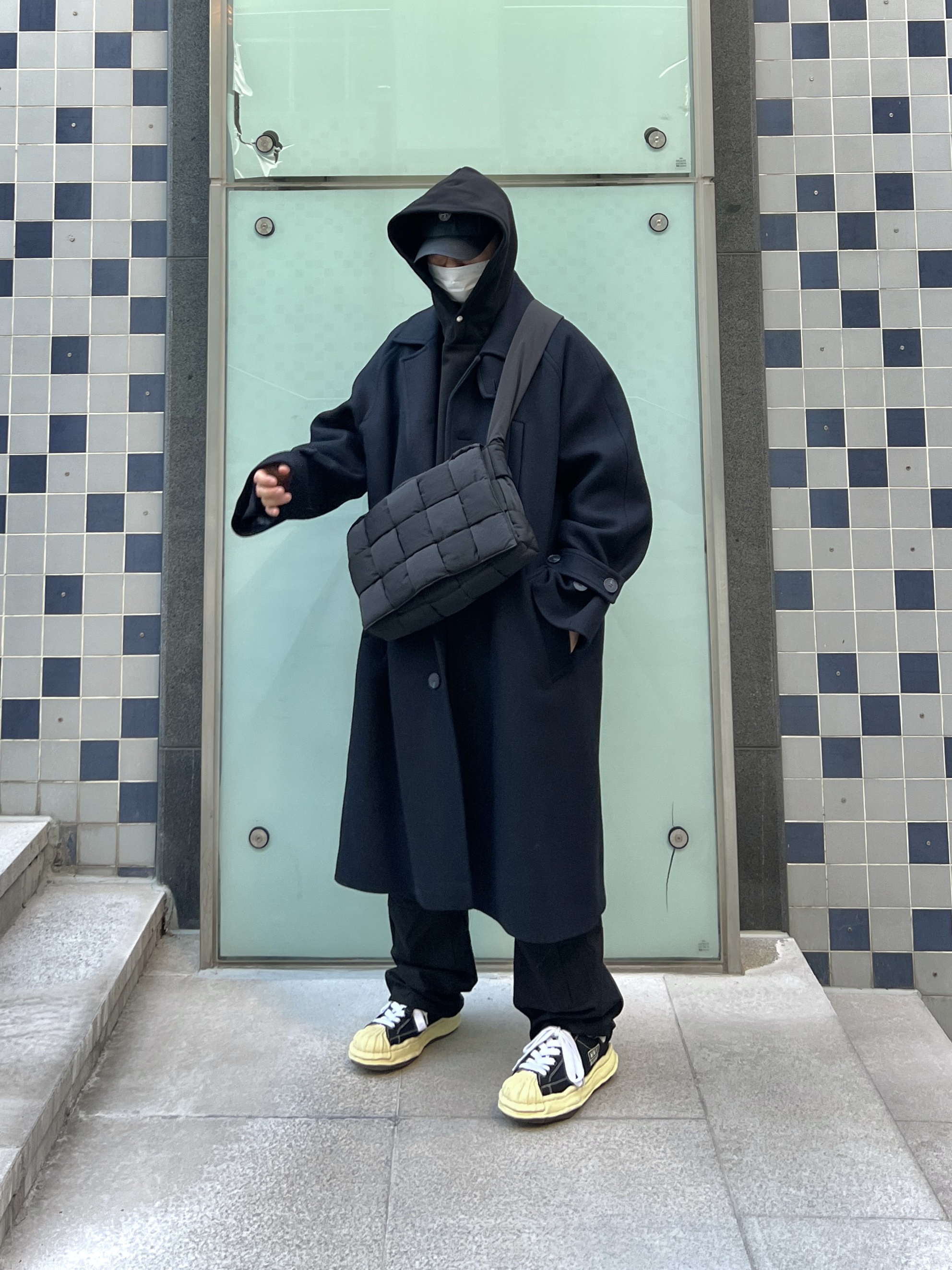 Bottega Veneta Large Padded Tech Cassette Black, Undermycar Majanne Multi Button Oversized Wool Coat Black Oyster - 21FW 착용 스타일 - 3