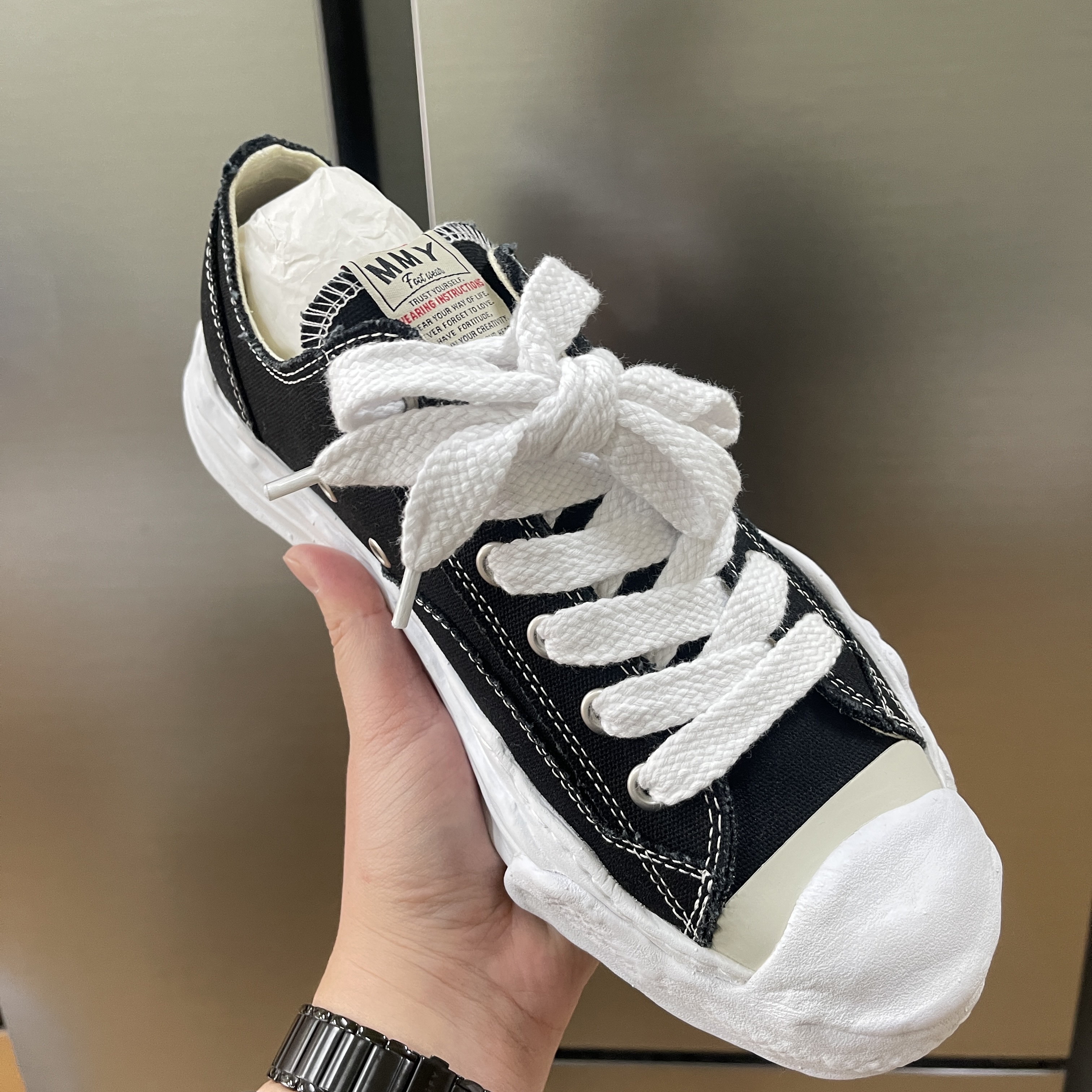 Maison Mihara Yasuhiro Hank OG Sole Canvas Low-top Sneakers Black 착용 스타일 - 3