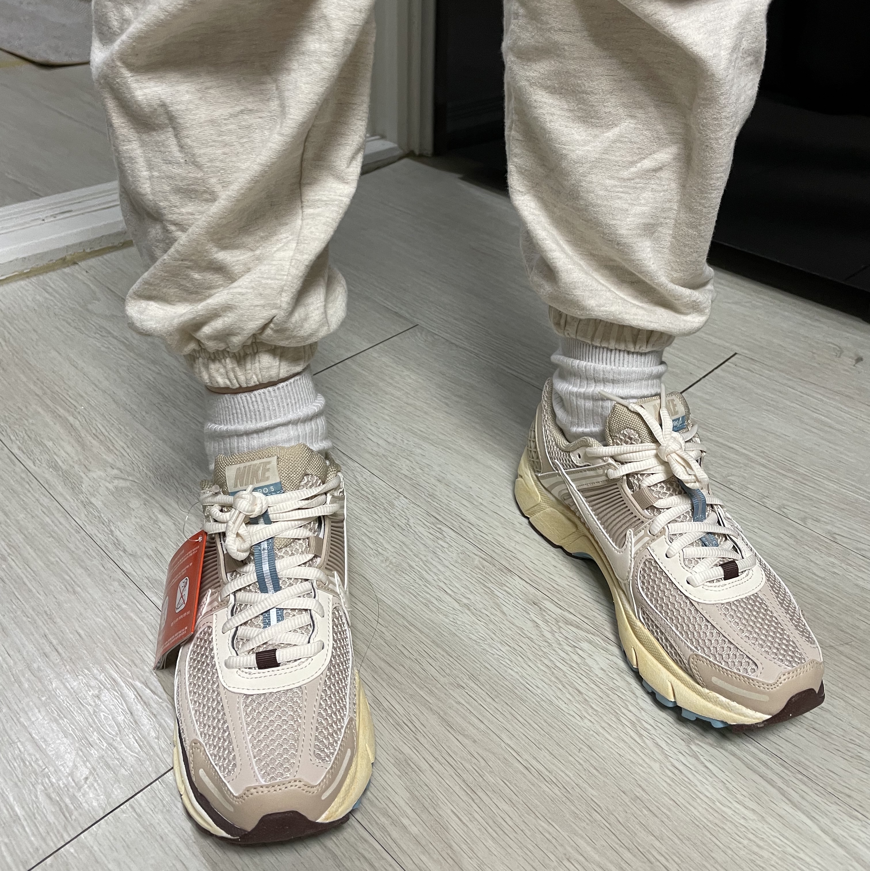 (W) Nike Zoom Vomero 5 Oatmeal, (W) Nike Zoom Vomero 5 Cobblestone and Flat Pewter 착용 스타일 - 2