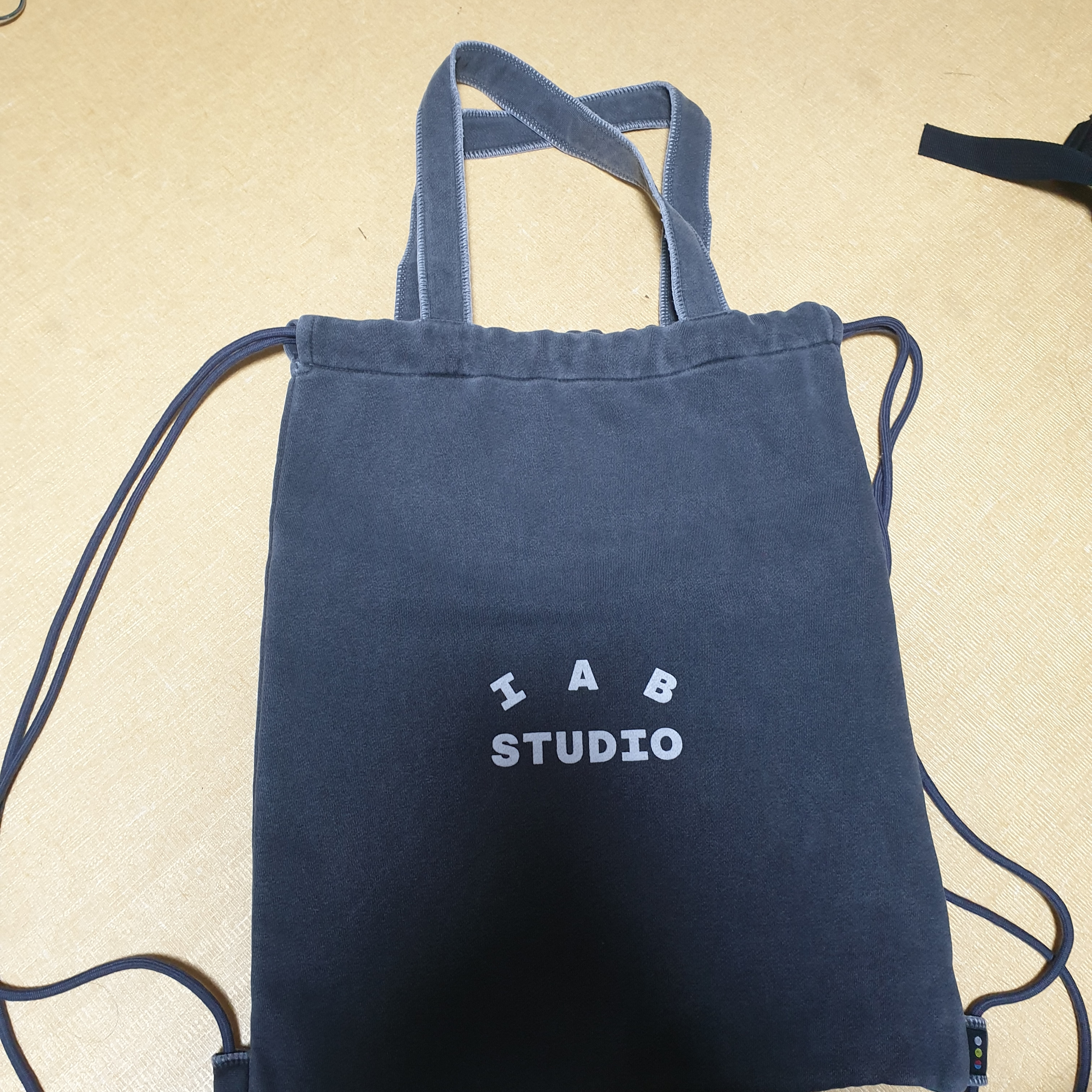 IAB Studio Pigment Sack Black 착용 스타일