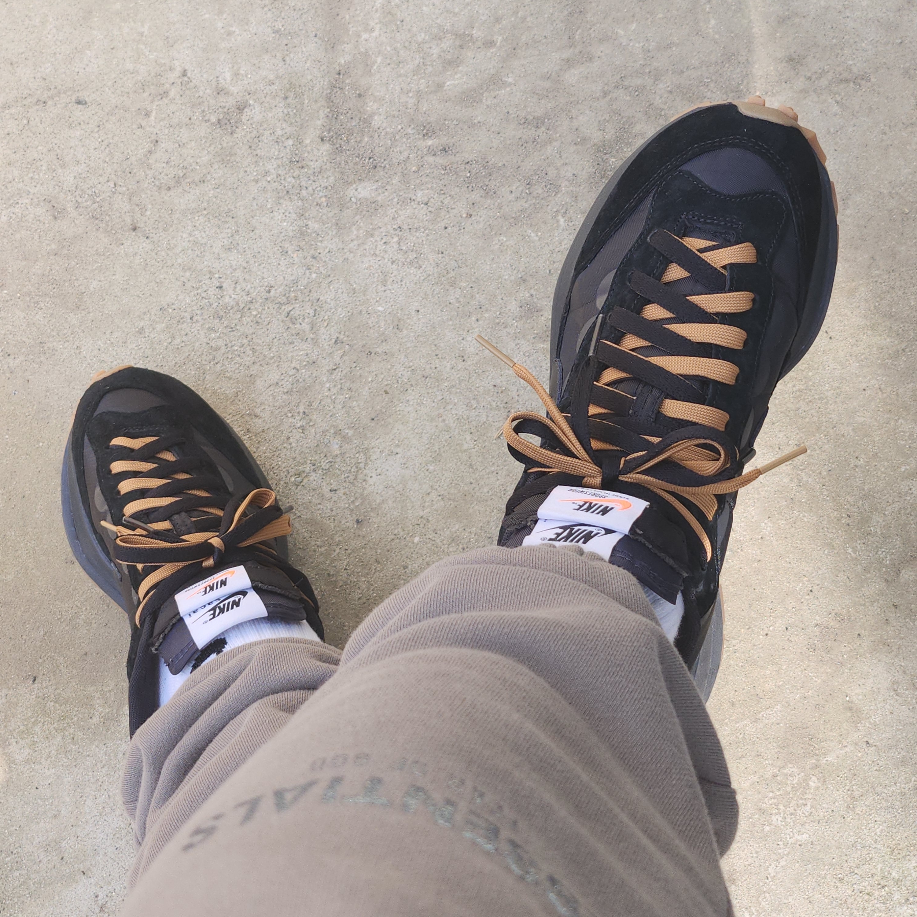 Nike x Sacai VaporWaffle Black and Gum 착용 스타일 - 1