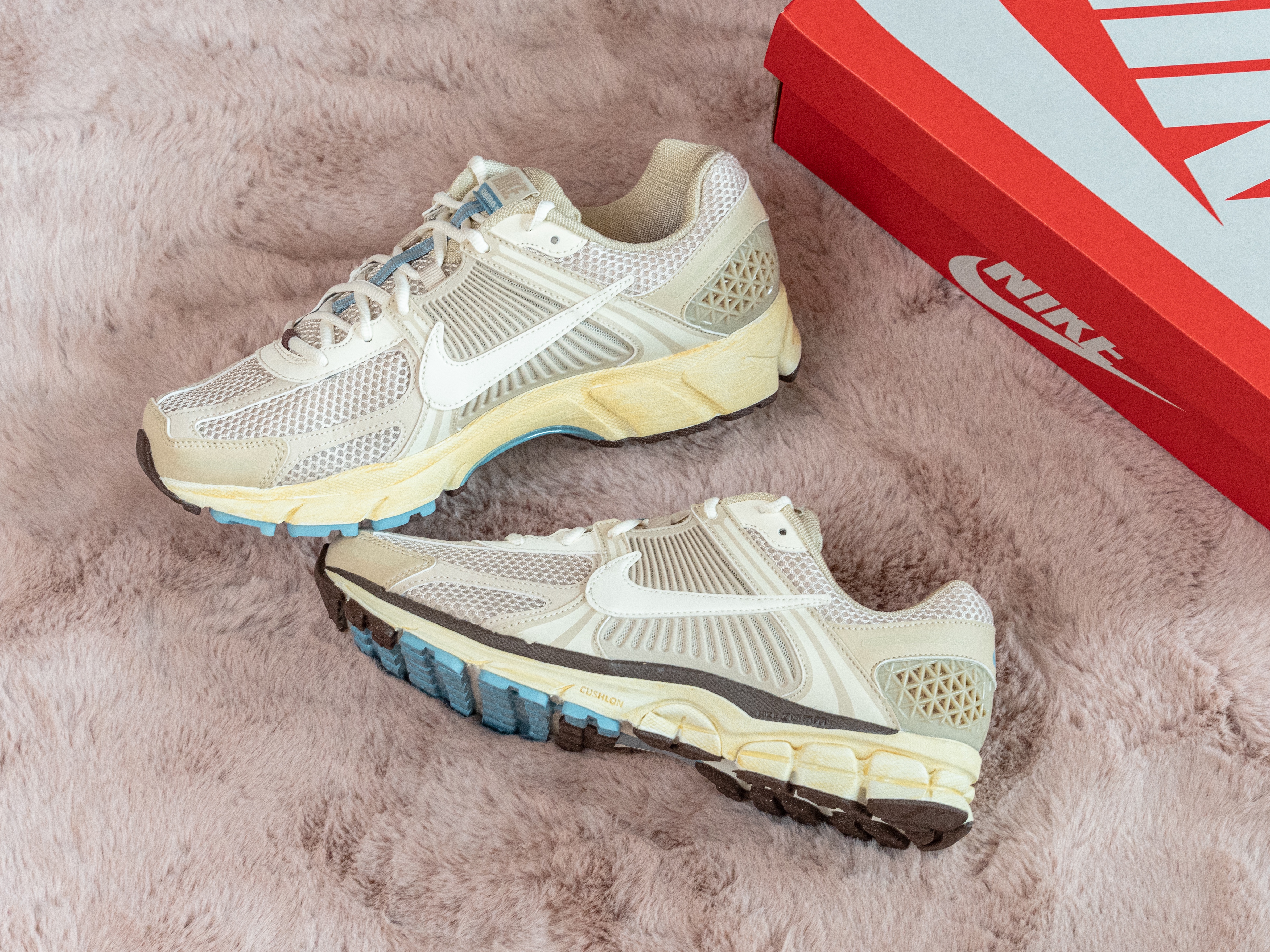 (W) Nike Zoom Vomero 5 Oatmeal 착용 스타일 - 2