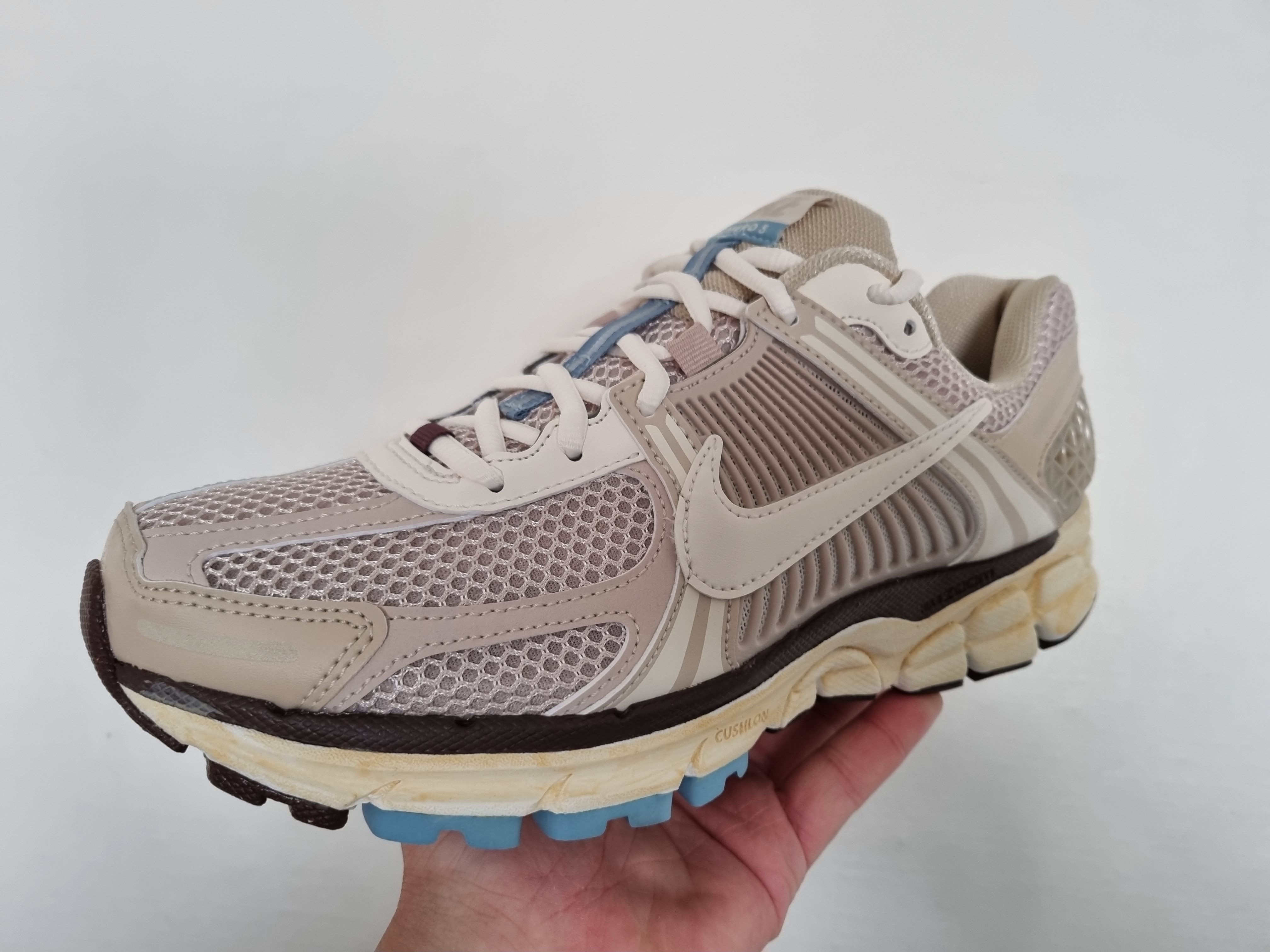 (W) Nike Zoom Vomero 5 Oatmeal 착용 스타일 - 1