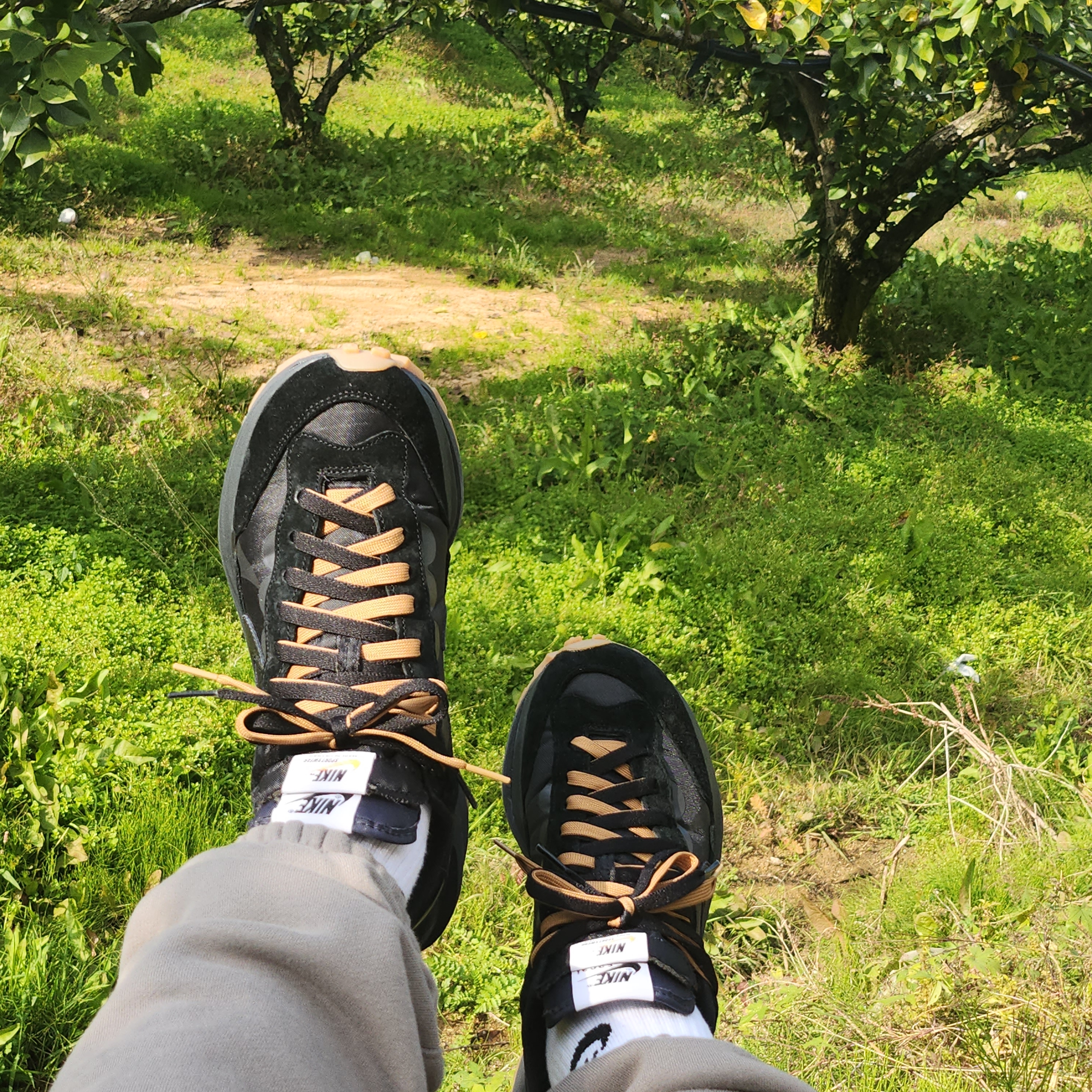 Nike x Sacai VaporWaffle Black and Gum 착용 스타일 - 2