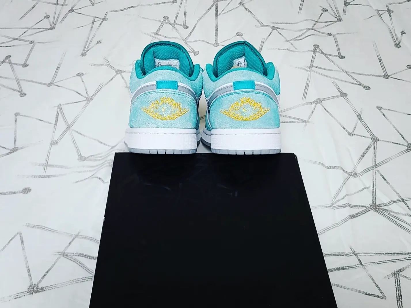 Jordan 1 Low SE New Emerald 착용 스타일 - 5