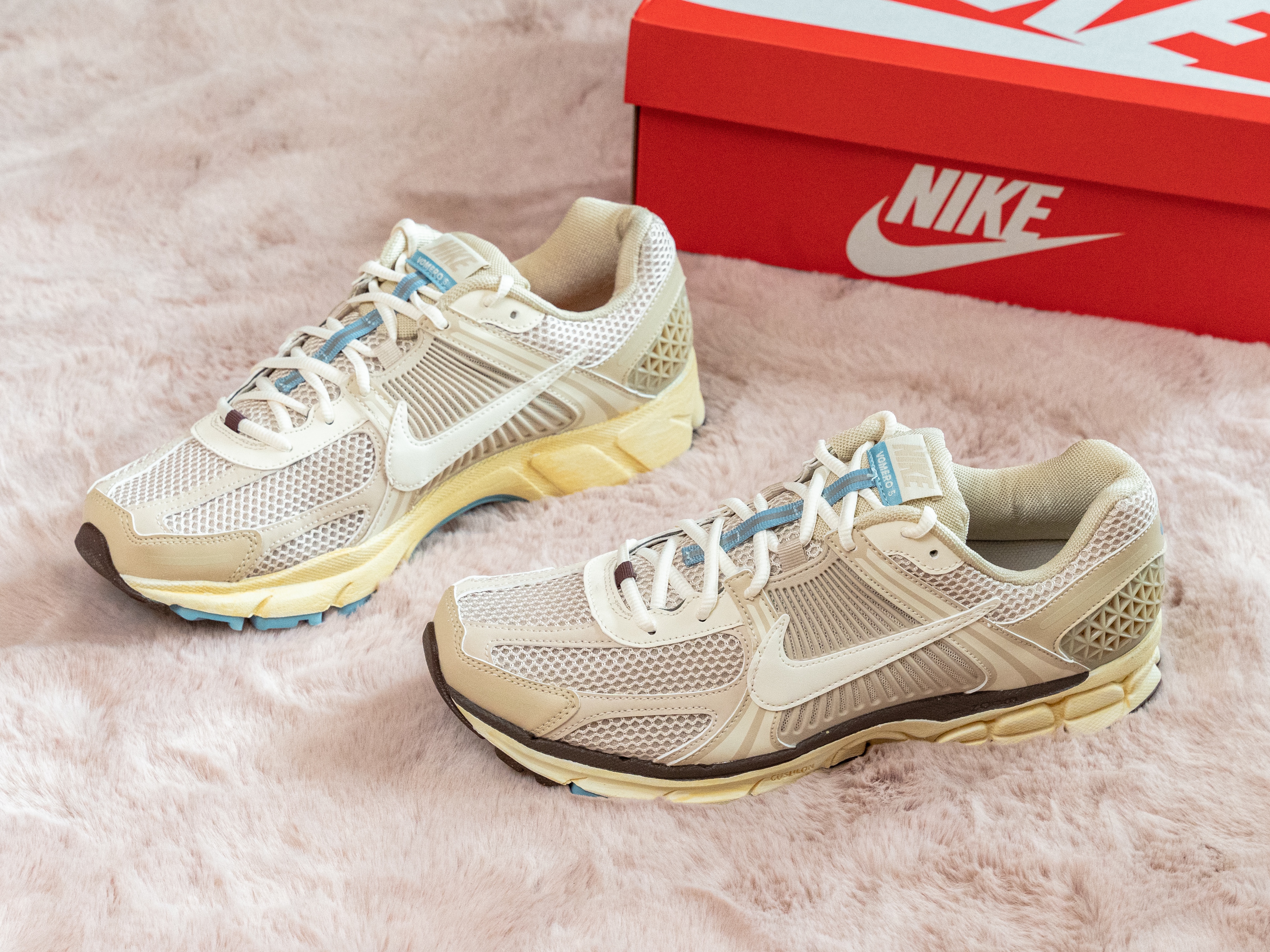 (W) Nike Zoom Vomero 5 Oatmeal 착용 스타일 - 1