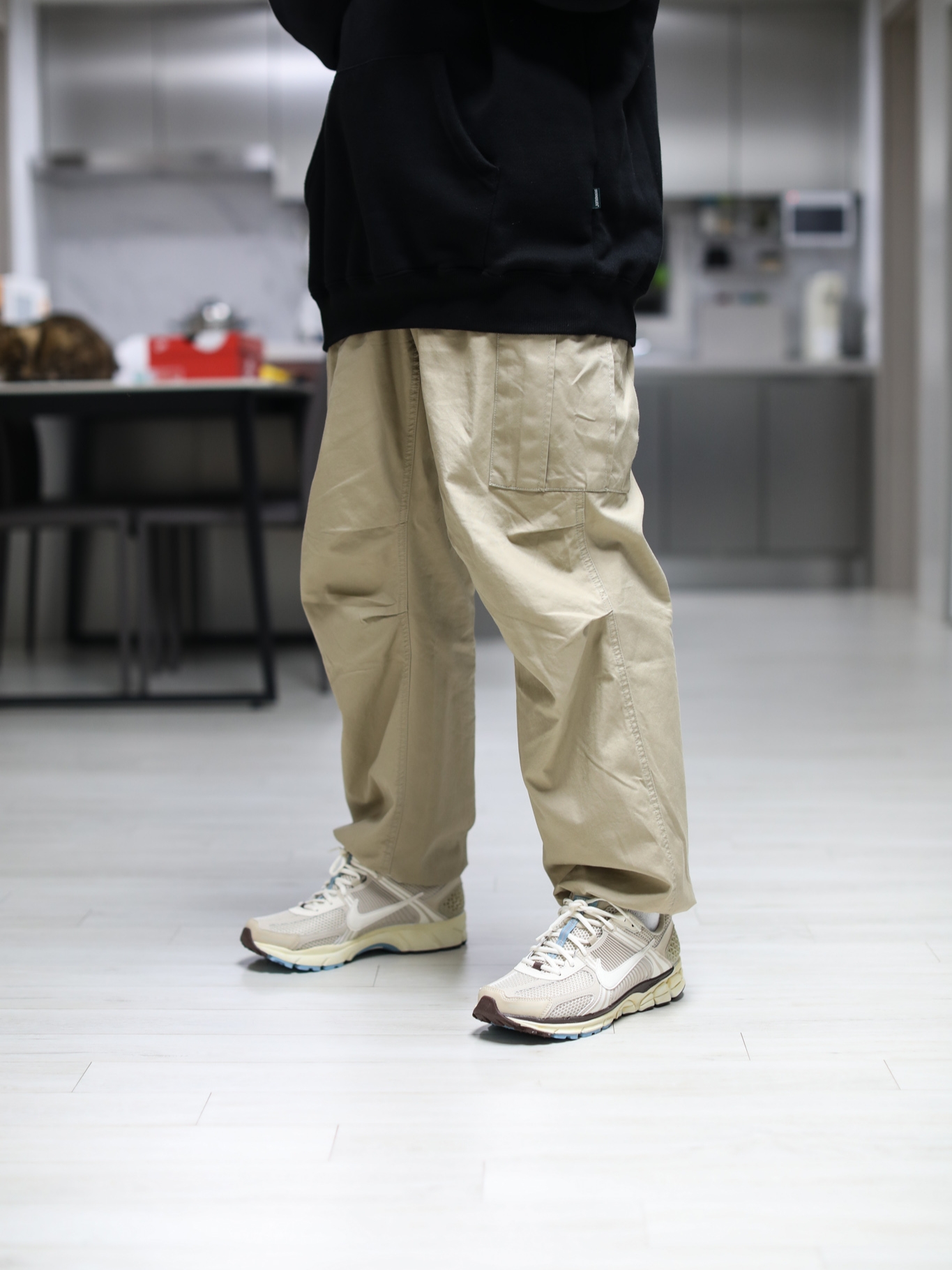(W) Nike Zoom Vomero 5 Oatmeal 착용 스타일 - 2