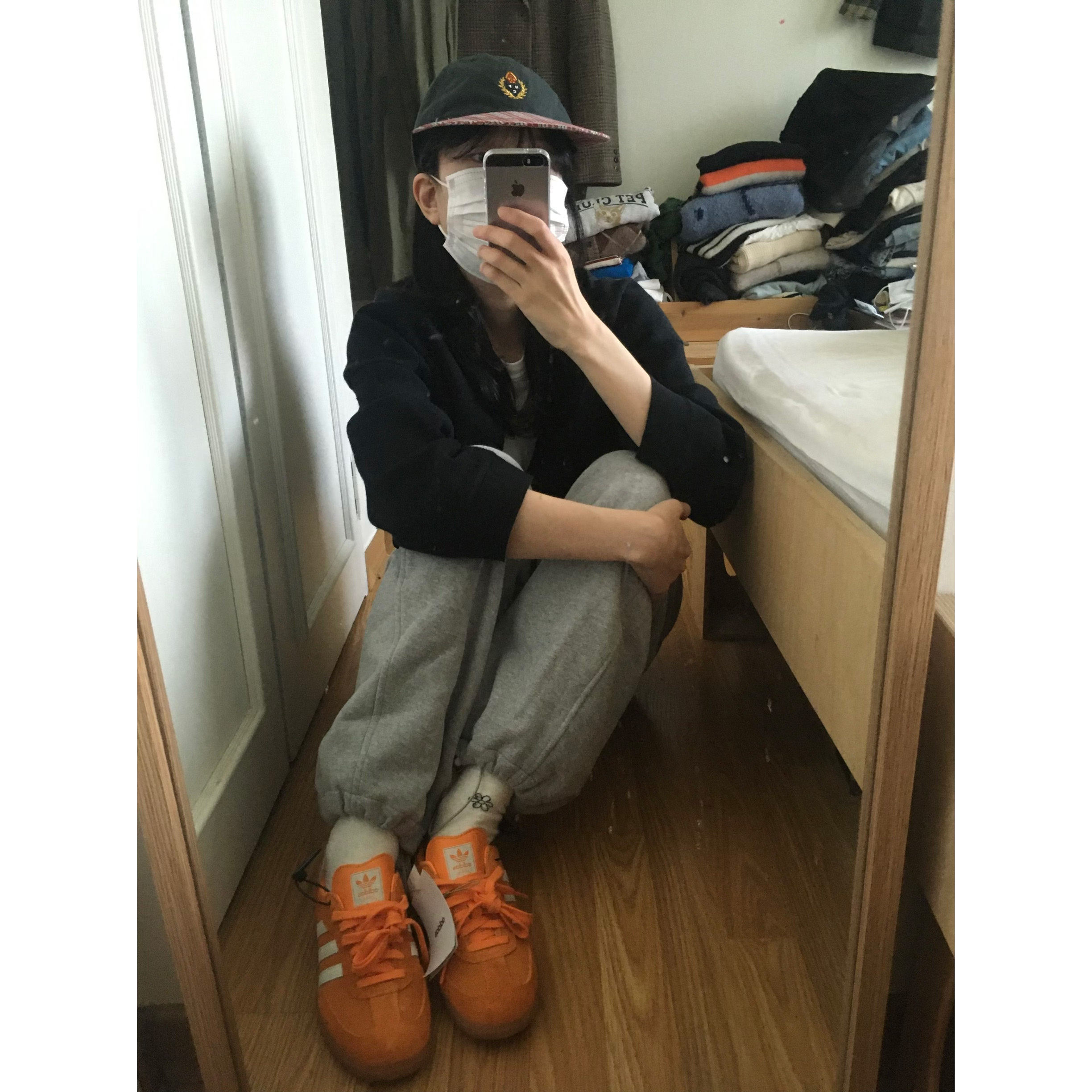 Adidas Samba OG Orange Rush, Adidas Samba OG Royal Blue 착용 스타일 - 1
