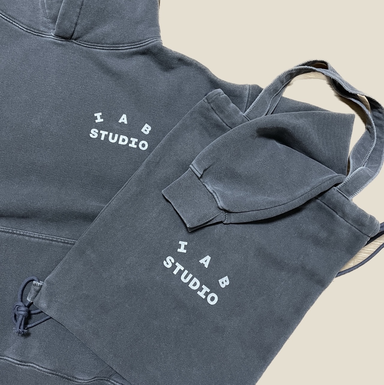 IAB Studio Pigment Hoodie & Sack Black 착용 스타일