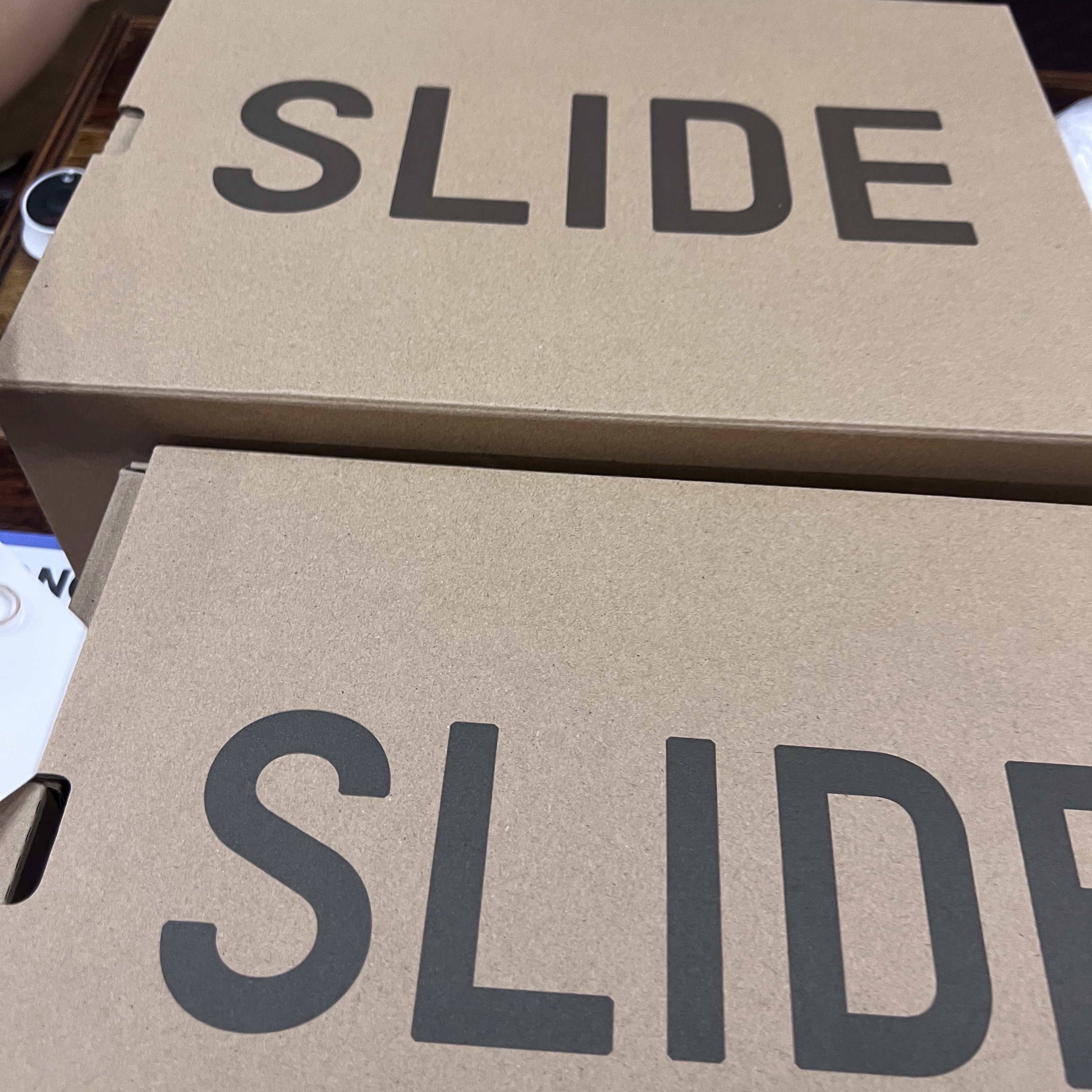 Adidas Yeezy Slide Onyx 착용 스타일