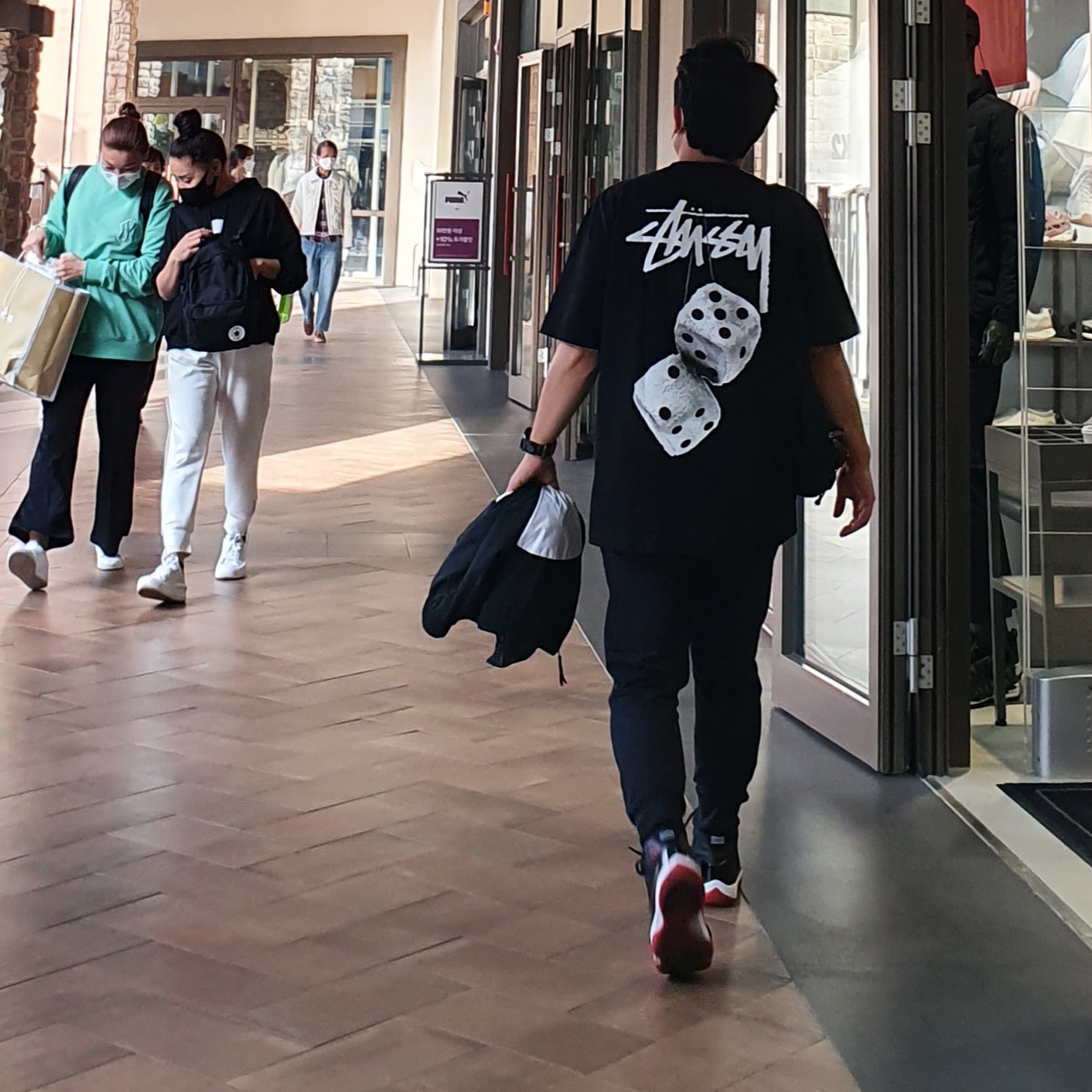 Stussy Fuzzy Dice T-Shirt Black, Jordan 11 Retro Bred 2019 착용 스타일