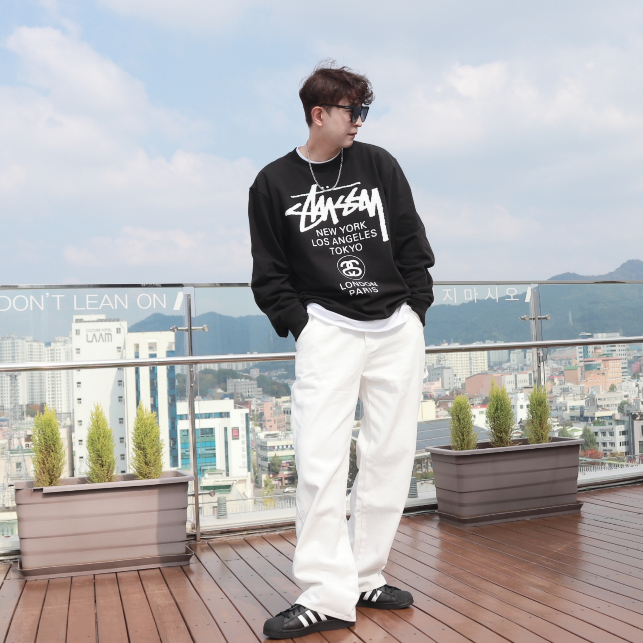 Stussy World Tour Crew Black 2022, Adidas Superstar Core Black White 착용 스타일 - 3