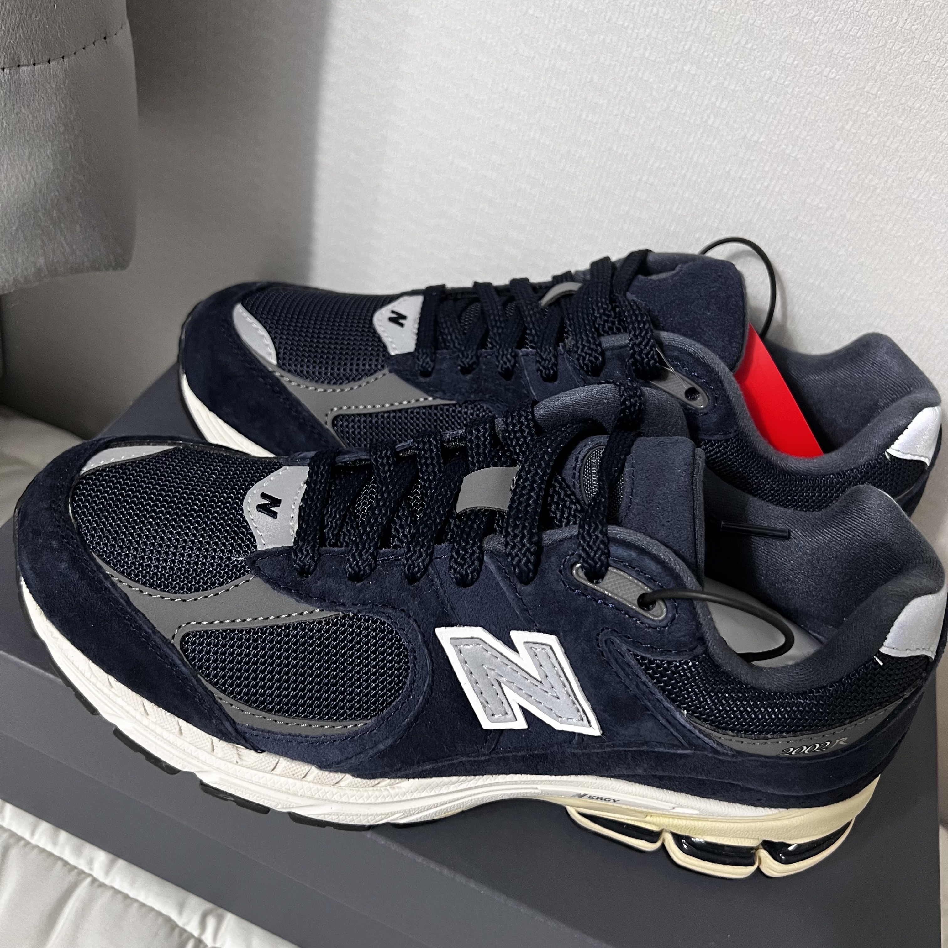New Balance 2002R Eclipse Castlerock 착용 스타일 - 3