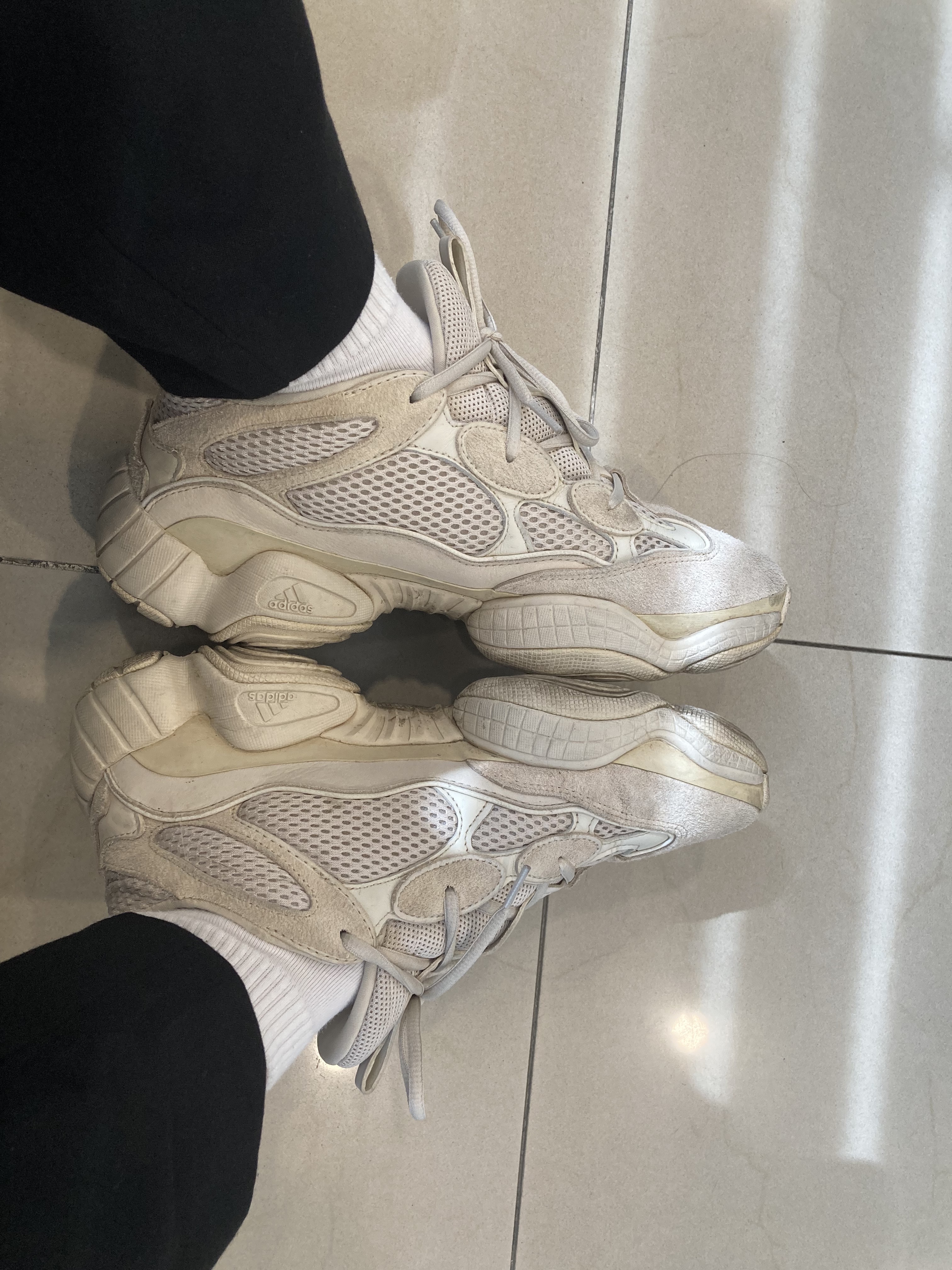 Adidas Yeezy 500 Blush 2022 착용 스타일 - 1