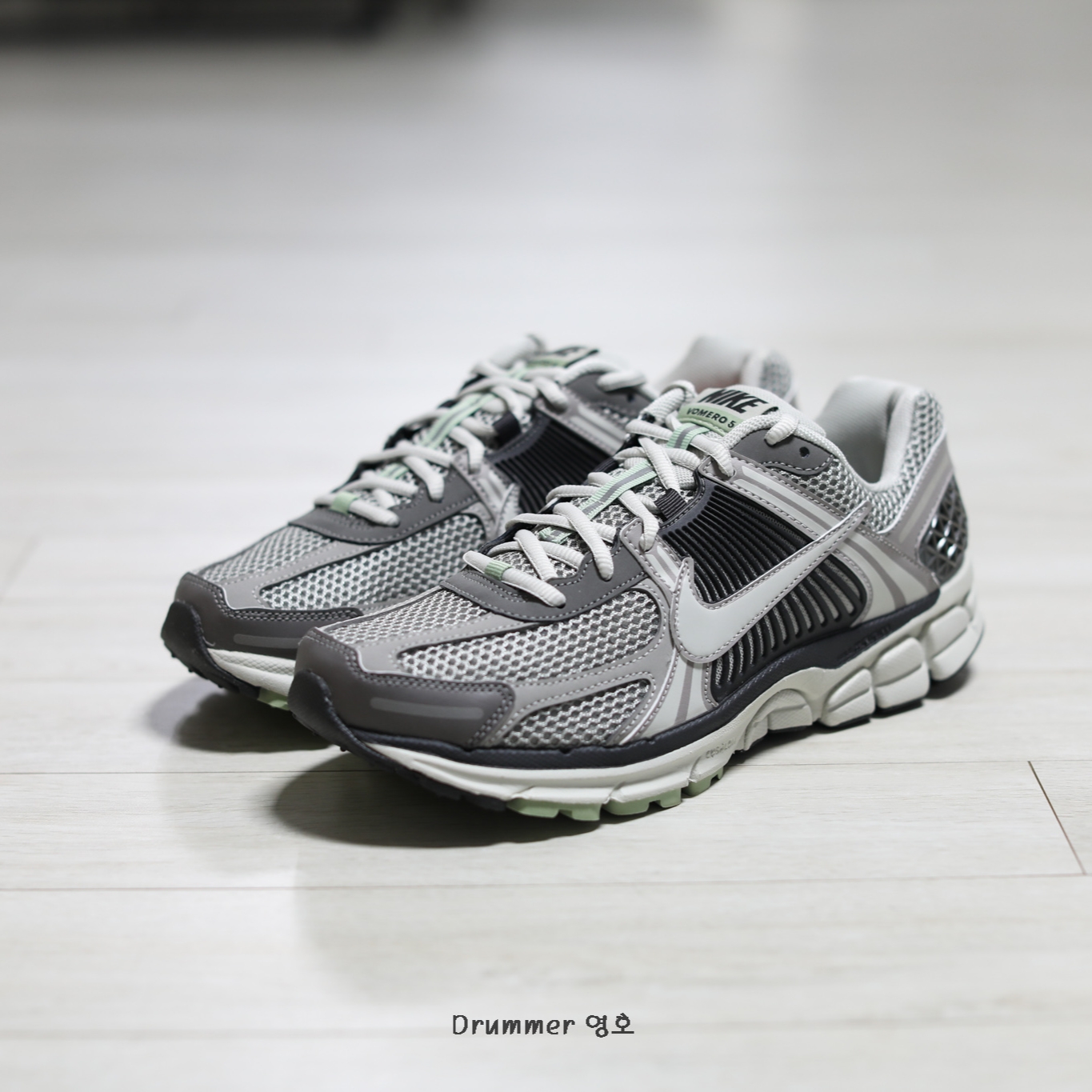 (W) Nike Zoom Vomero 5 Cobblestone and Flat Pewter 착용 스타일 - 2
