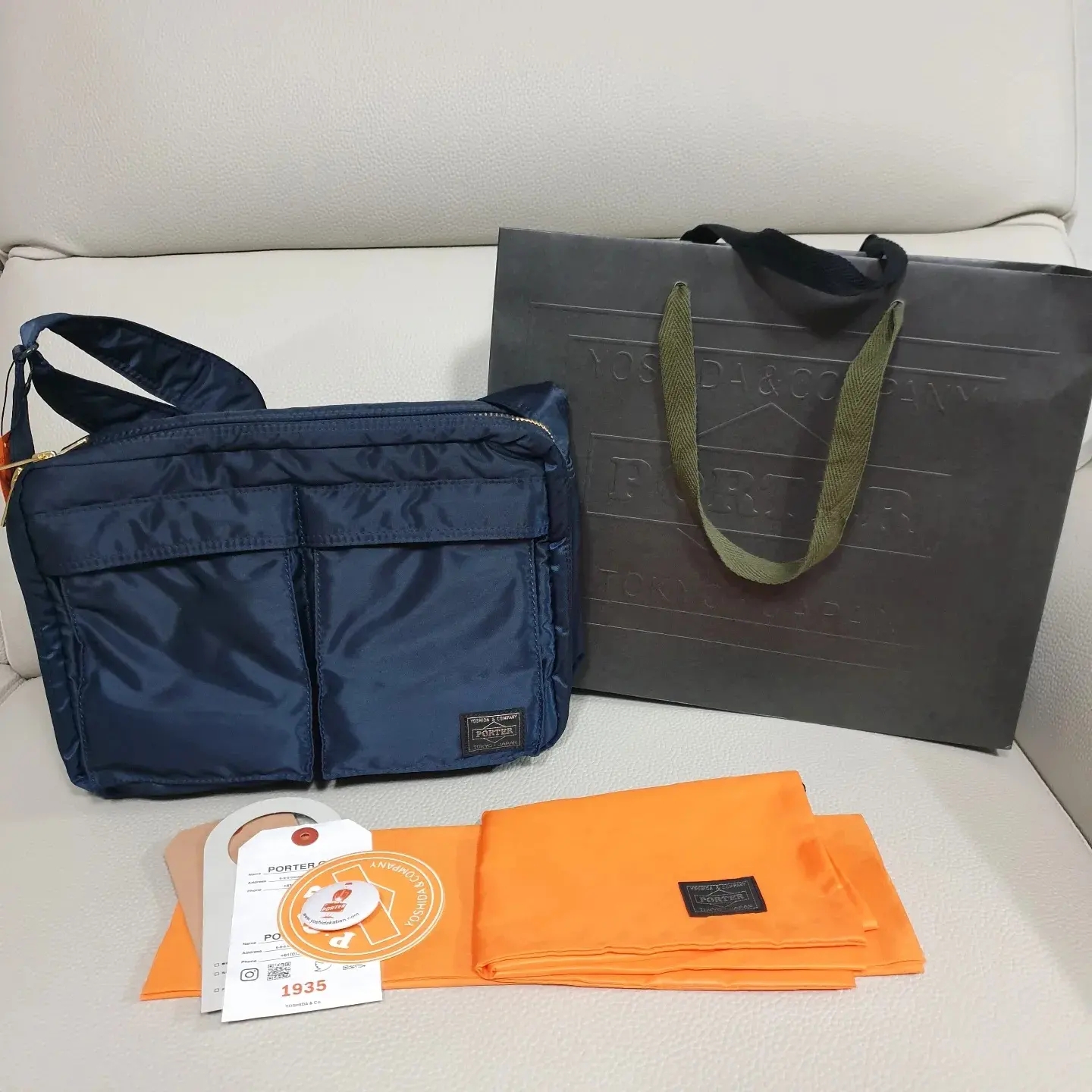 Porter Tanker Shoulder Bag L Black 착용 스타일 - 2
