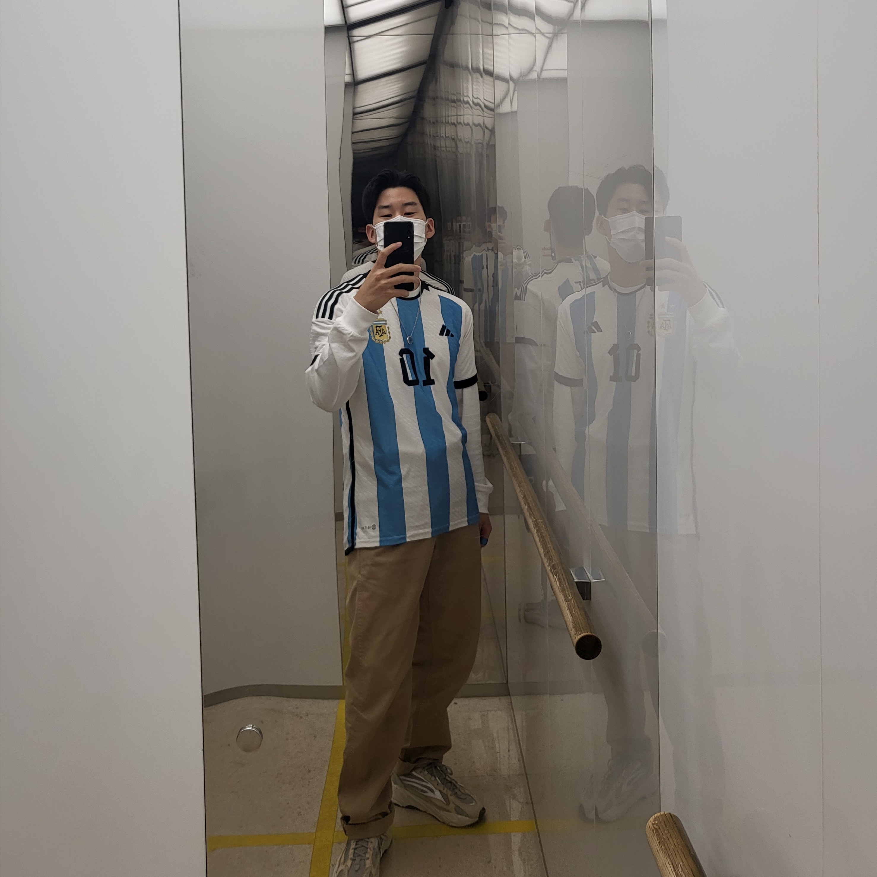 Adidas Yeezy Boost 700 V2 Cream, Adidas Argentina Home Authentic Jersey 2022 White Light Blue - KR Sizing (Non Marking Ver.) 착용 스타일