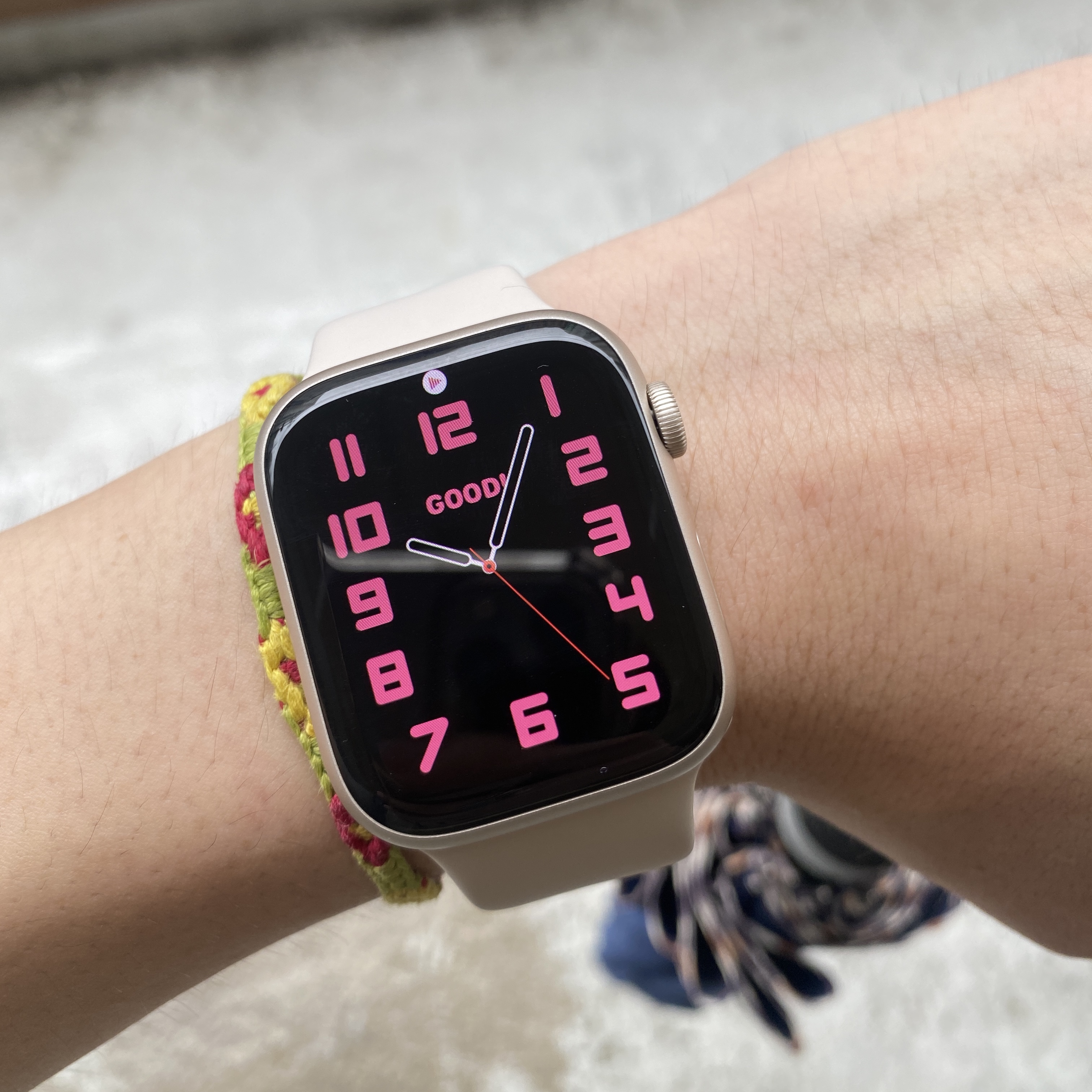 Apple Watch Series 7 45mm GPS Starlight Aluminum Case with Sport Band Starlight (Korean Ver.) 착용 스타일