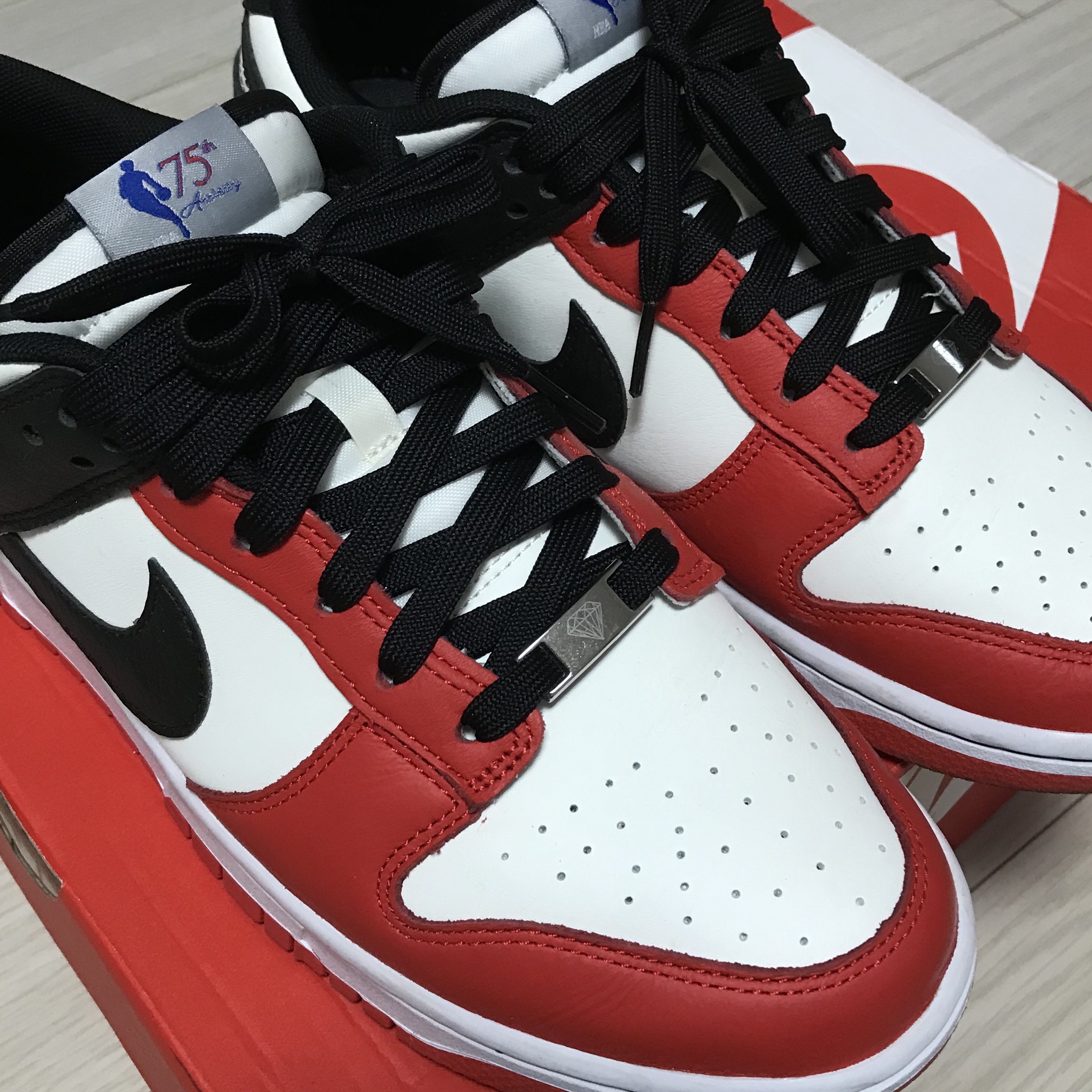 Nike x NBA Dunk Low Retro EMB Black and Chile Red 착용 스타일