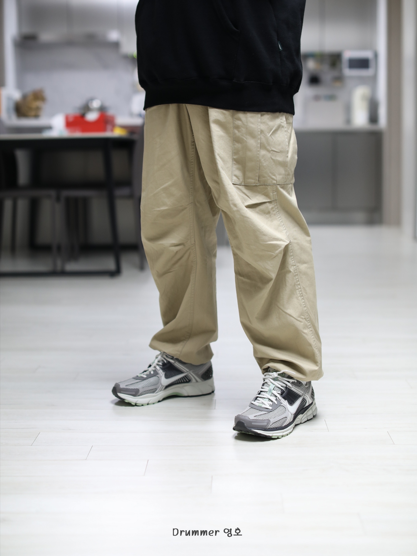 (W) Nike Zoom Vomero 5 Cobblestone and Flat Pewter 착용 스타일 - 2
