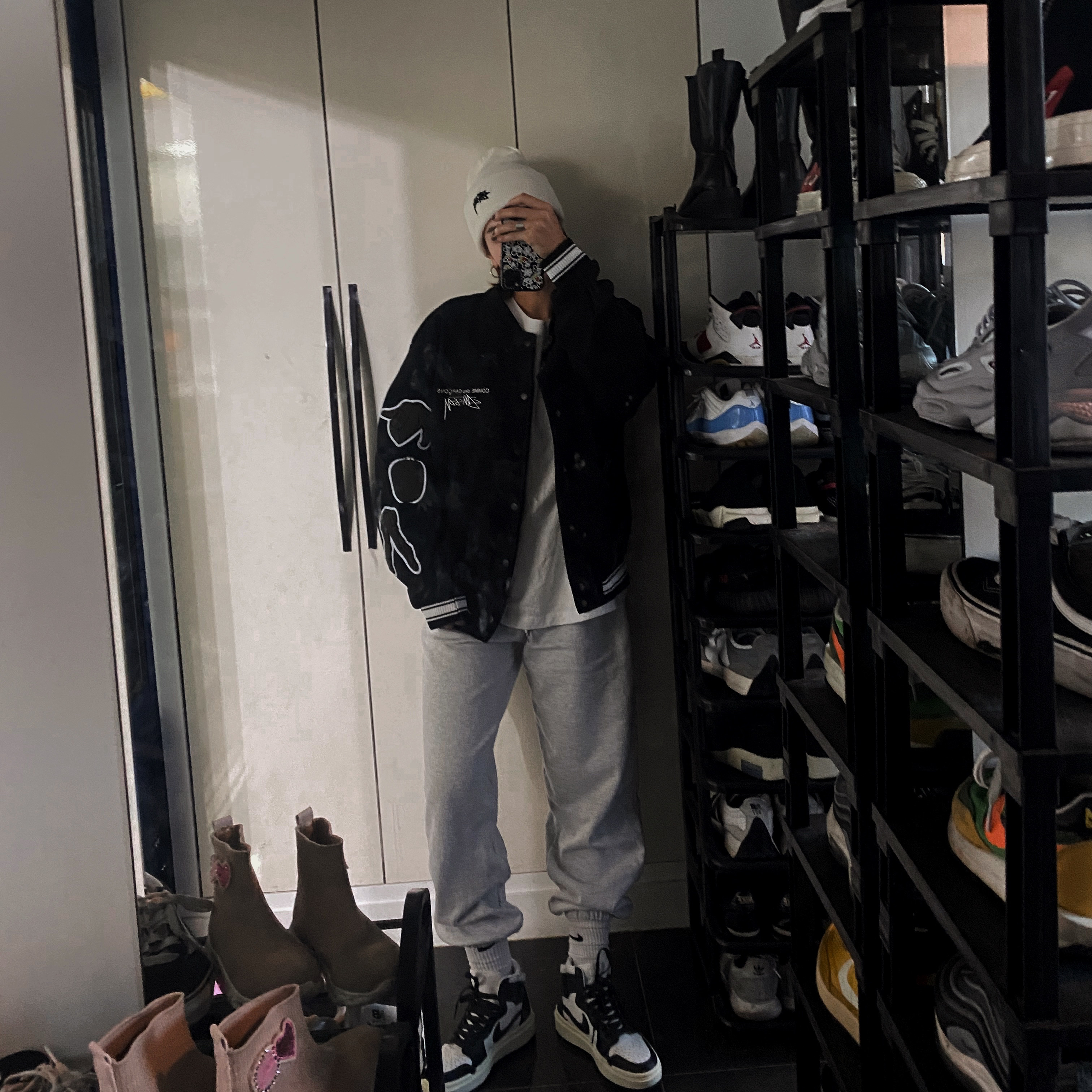 (W) Jordan 1 Elevate High Dark Ash, Stussy x CDG Varsity Jacket 착용 스타일