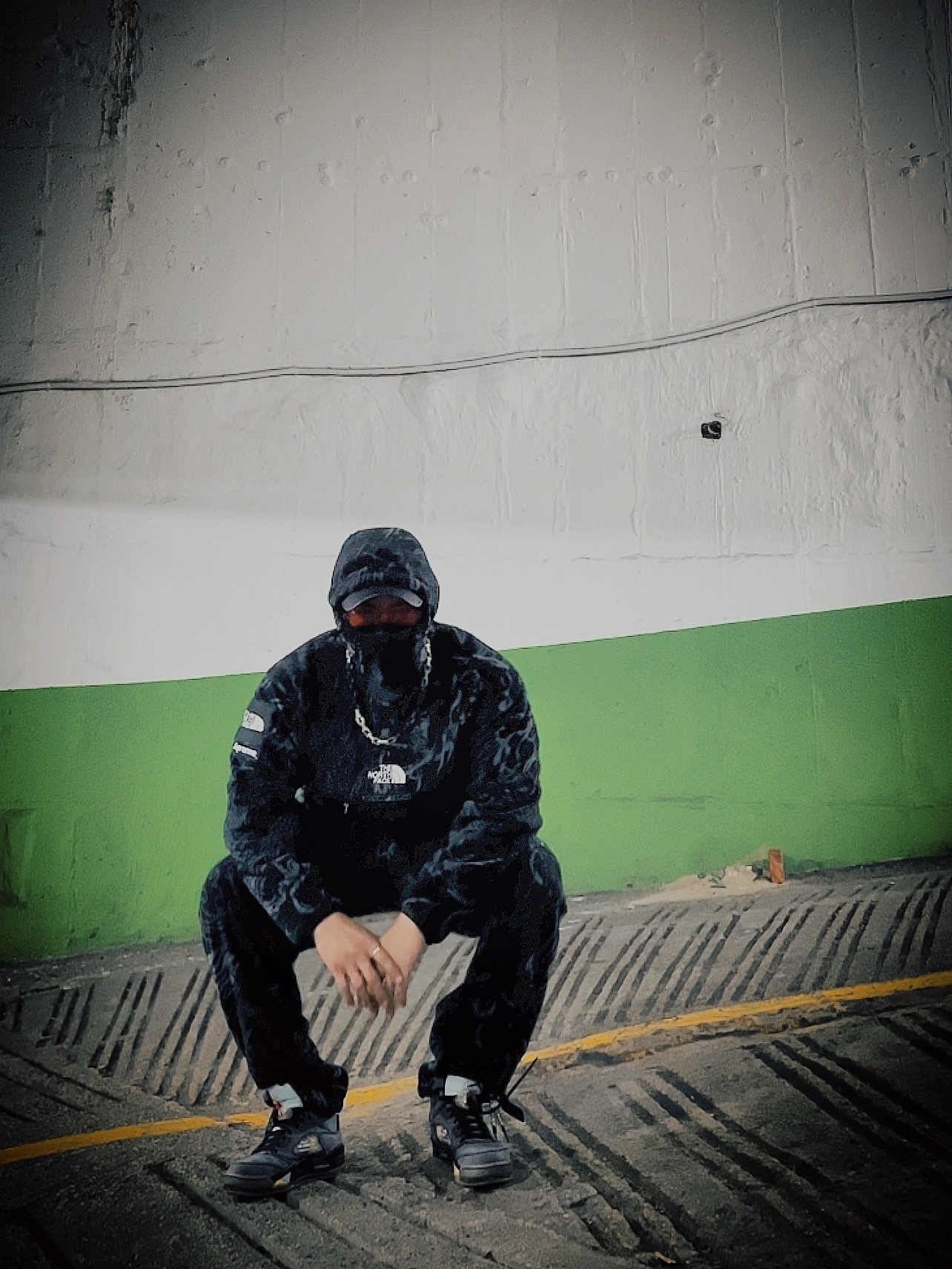 Supreme Leather Camp Cap Black - 21SS, Supreme Bleed Logo S/S Top White - 20FW 착용 스타일 - 2