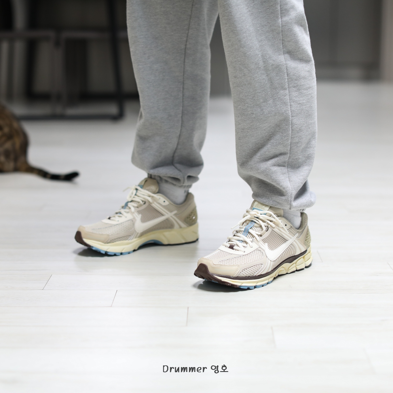 (W) Nike Zoom Vomero 5 Oatmeal 착용 스타일 - 1