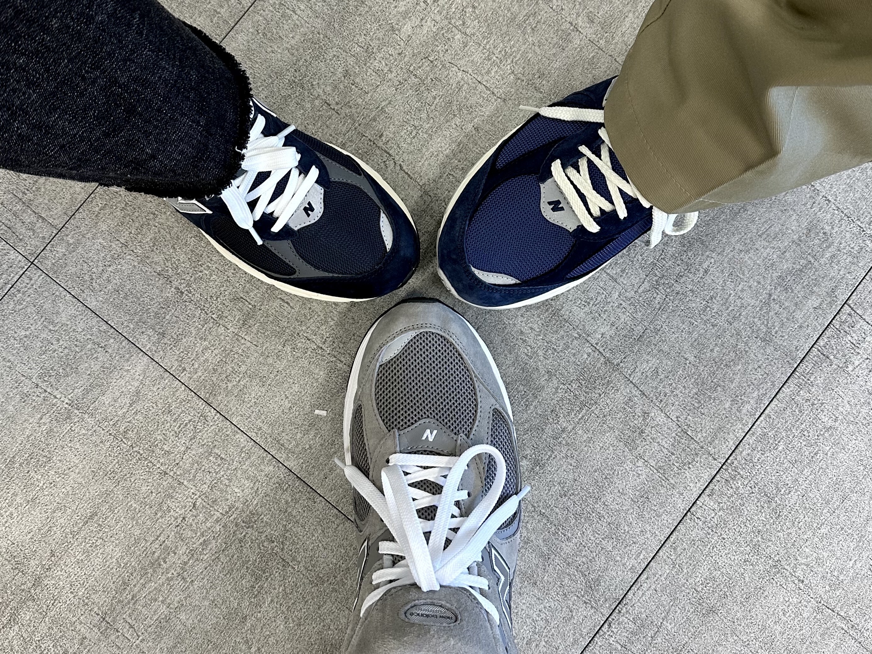 New Balance 2002R Marblehead White, New Balance 2002R Special Vintage Navy 착용 스타일 - 2