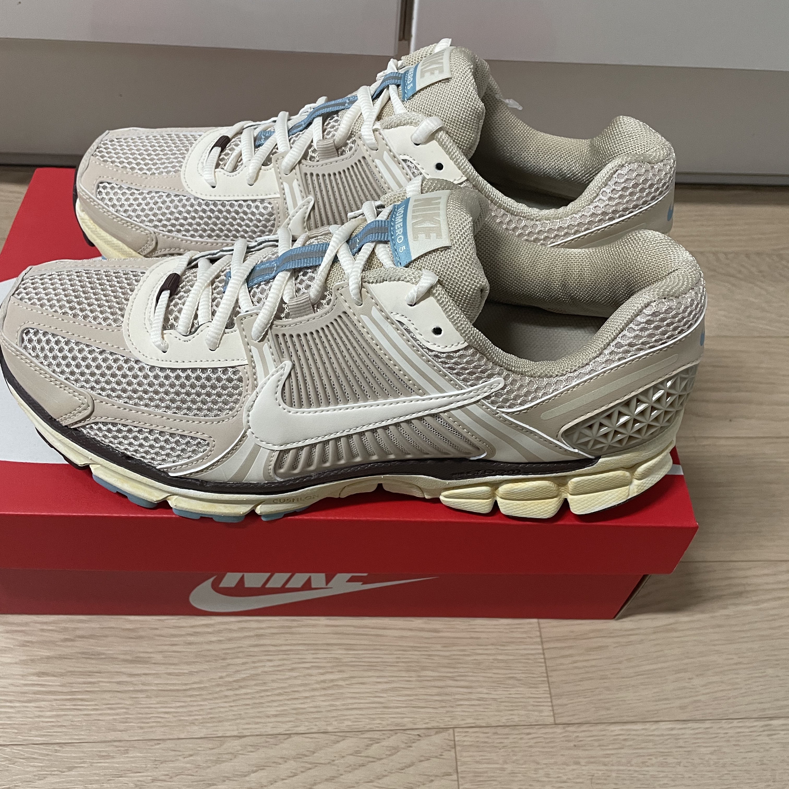 (W) Nike Zoom Vomero 5 Oatmeal 착용 스타일 - 3