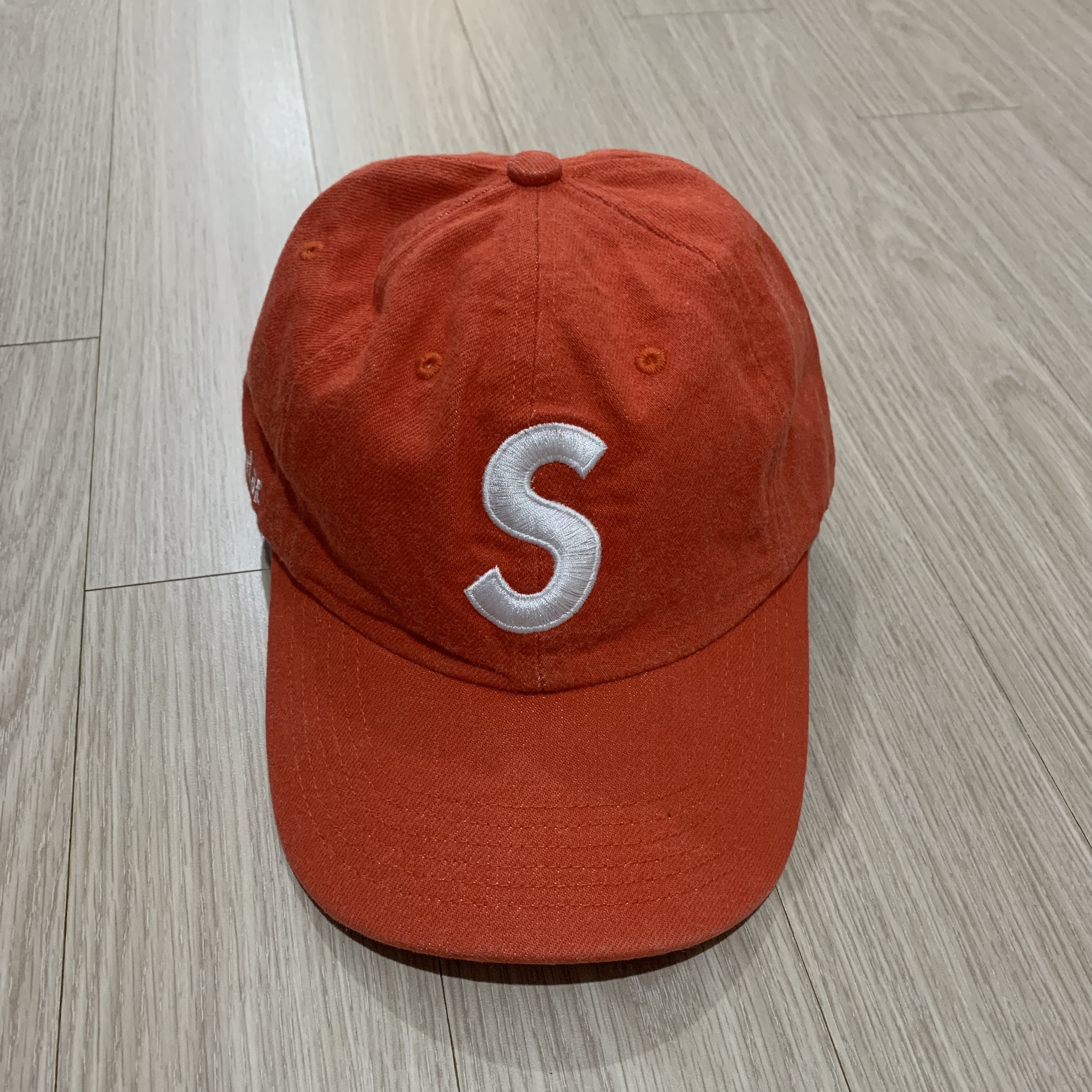 Supreme Kevlar Denim S Logo 6-Panel Red - 22SS 착용 스타일 - 2