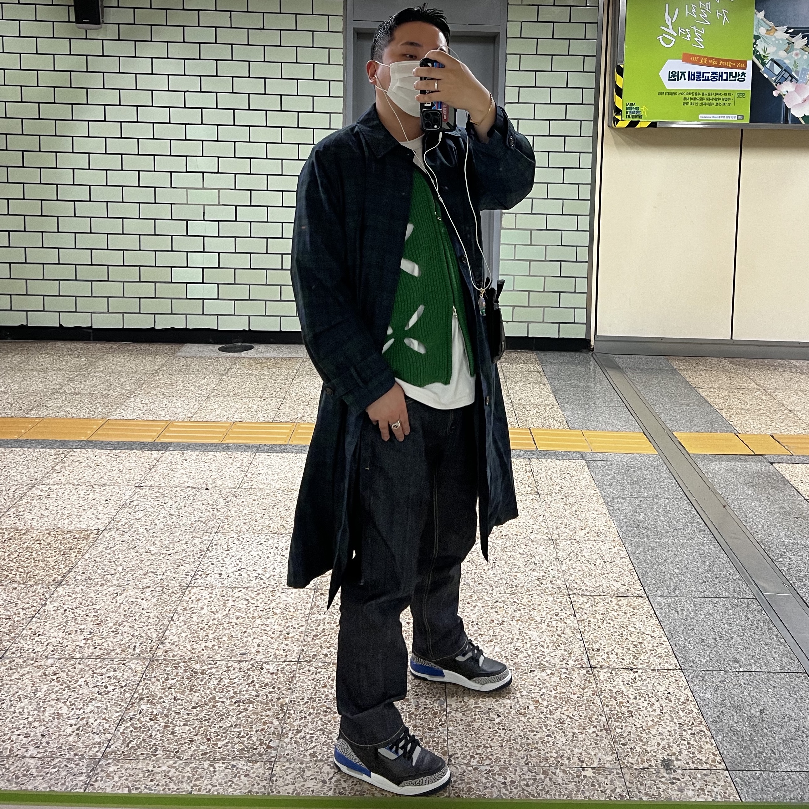 Jordan 3 Retro Sport Blue, Porter Tanker Shoulder Bag S Black 착용 스타일