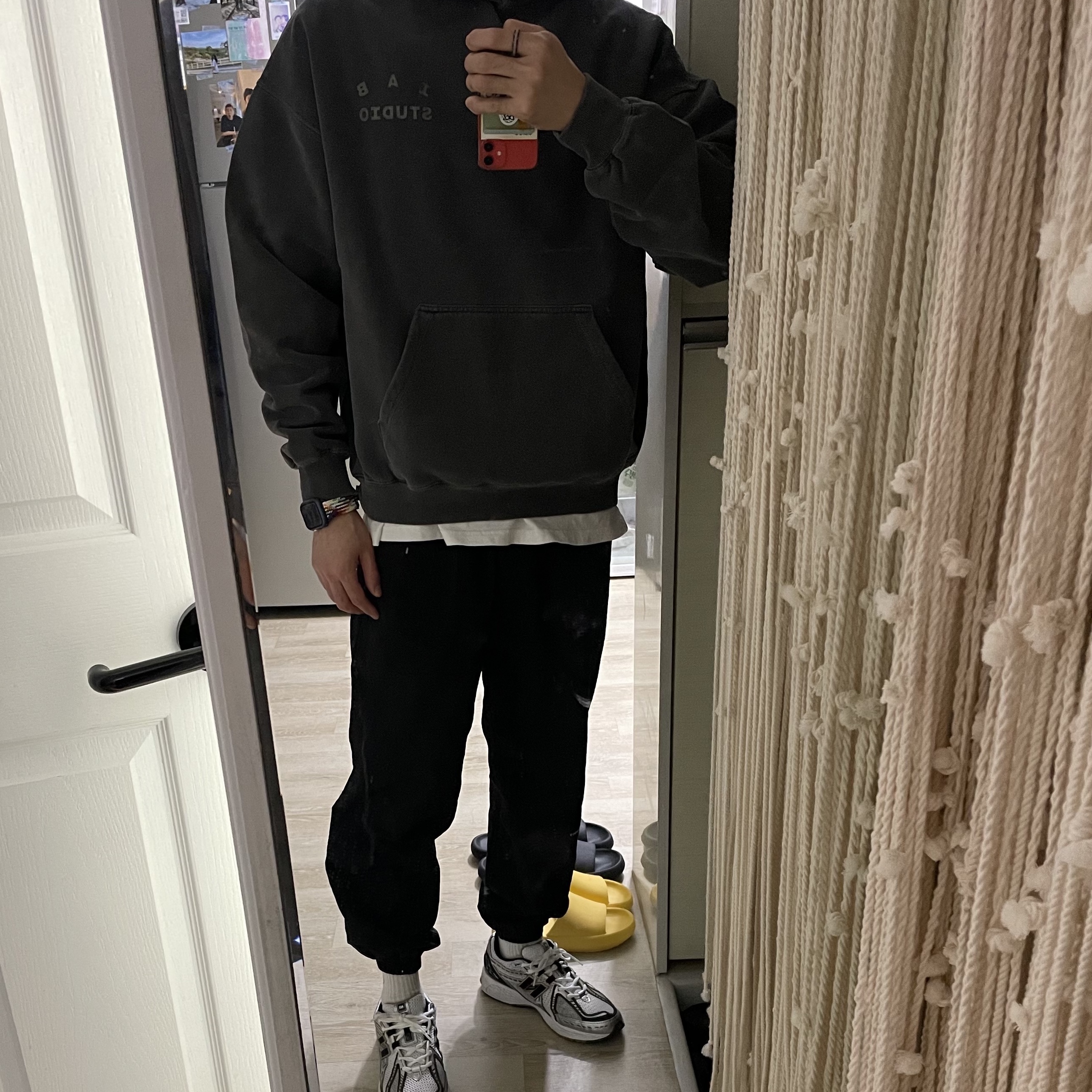 IAB Studio Pigment Hoodie & Sack Black, New Balance 1906R White Gold 착용 스타일