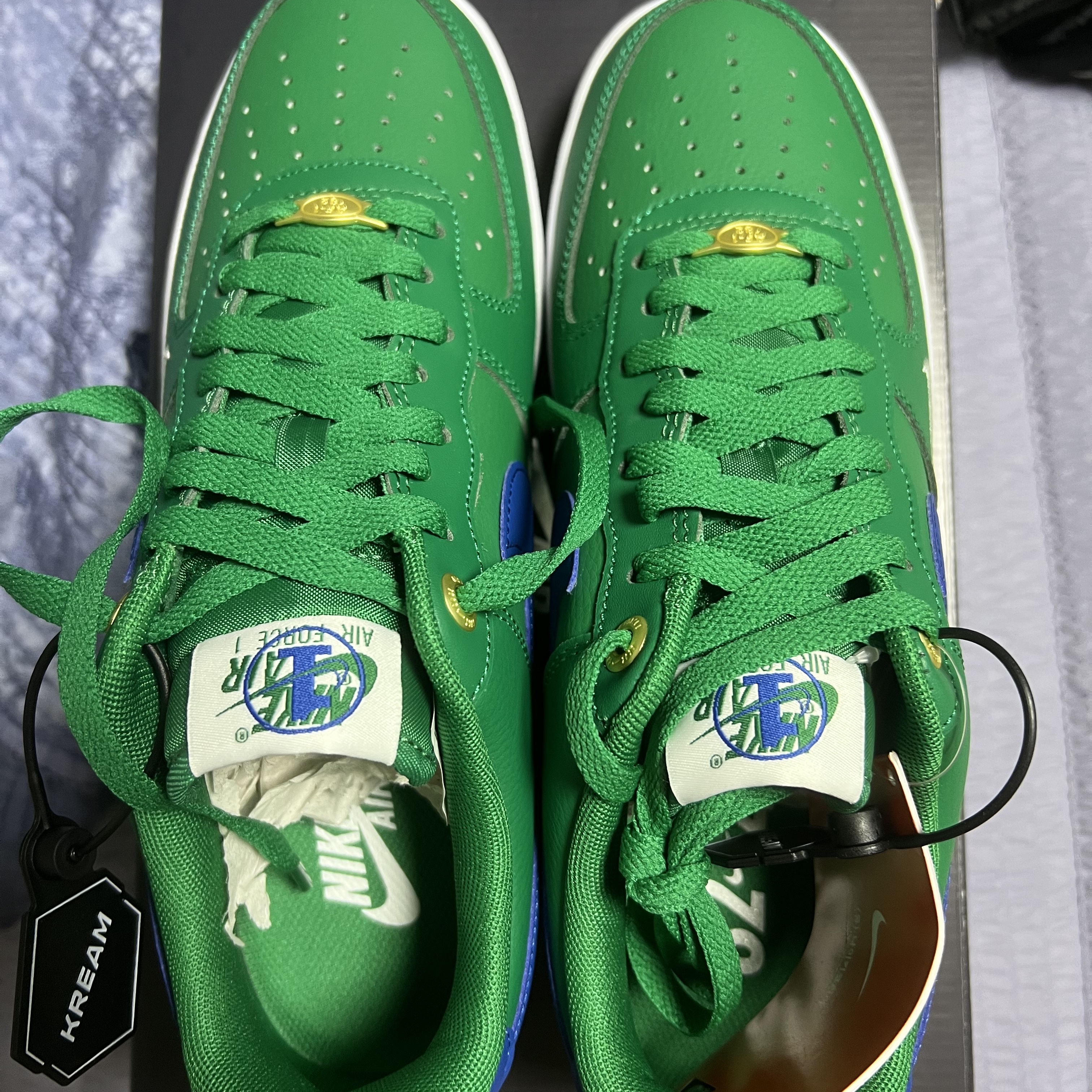 Nike Air Force 1 '07 LV8 40th Anniversary Join Forces Malachite Blue Jay 착용 스타일 - 1