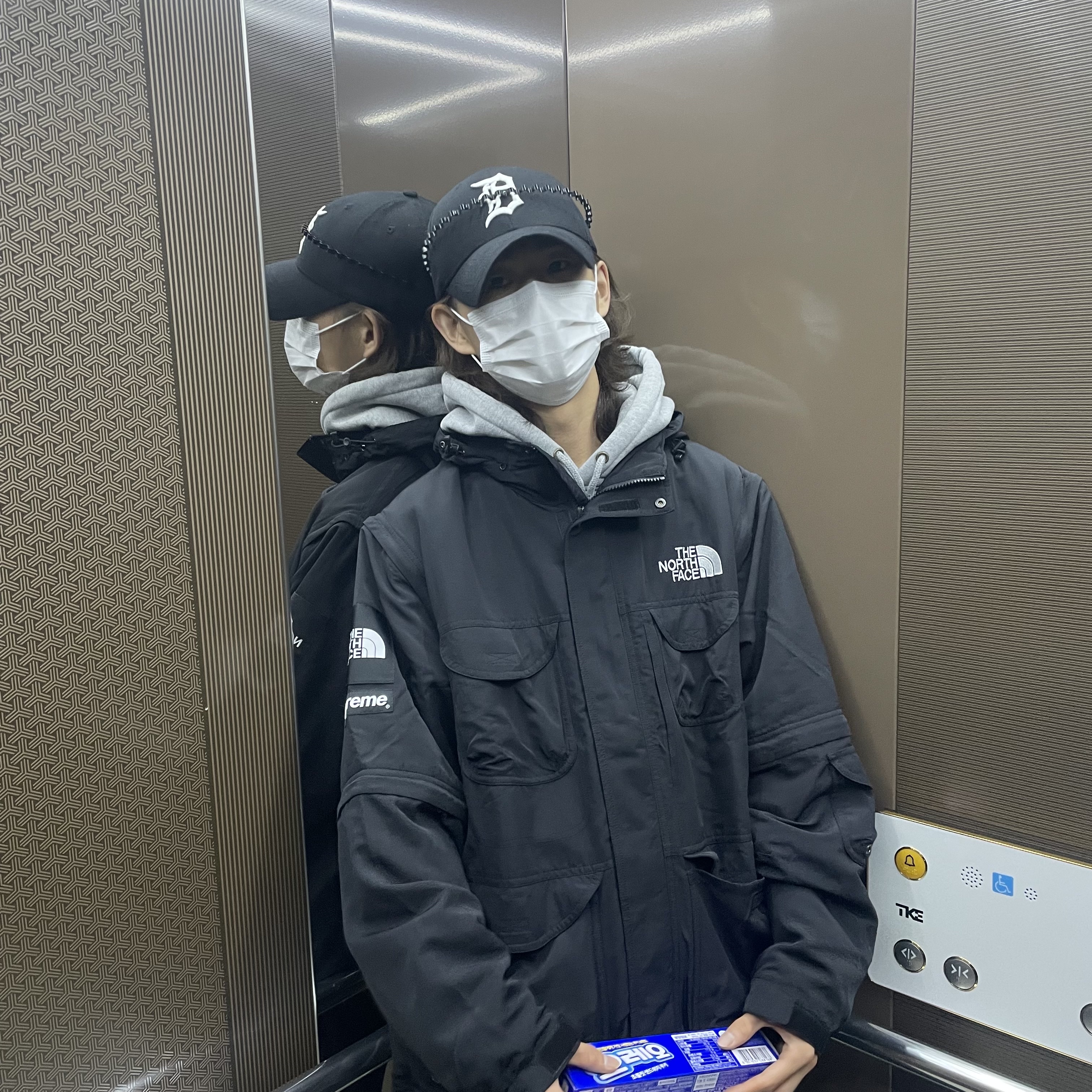 Supreme x The North Face Trekking Convertible Jacket Black - 22SS 착용 스타일 - 2