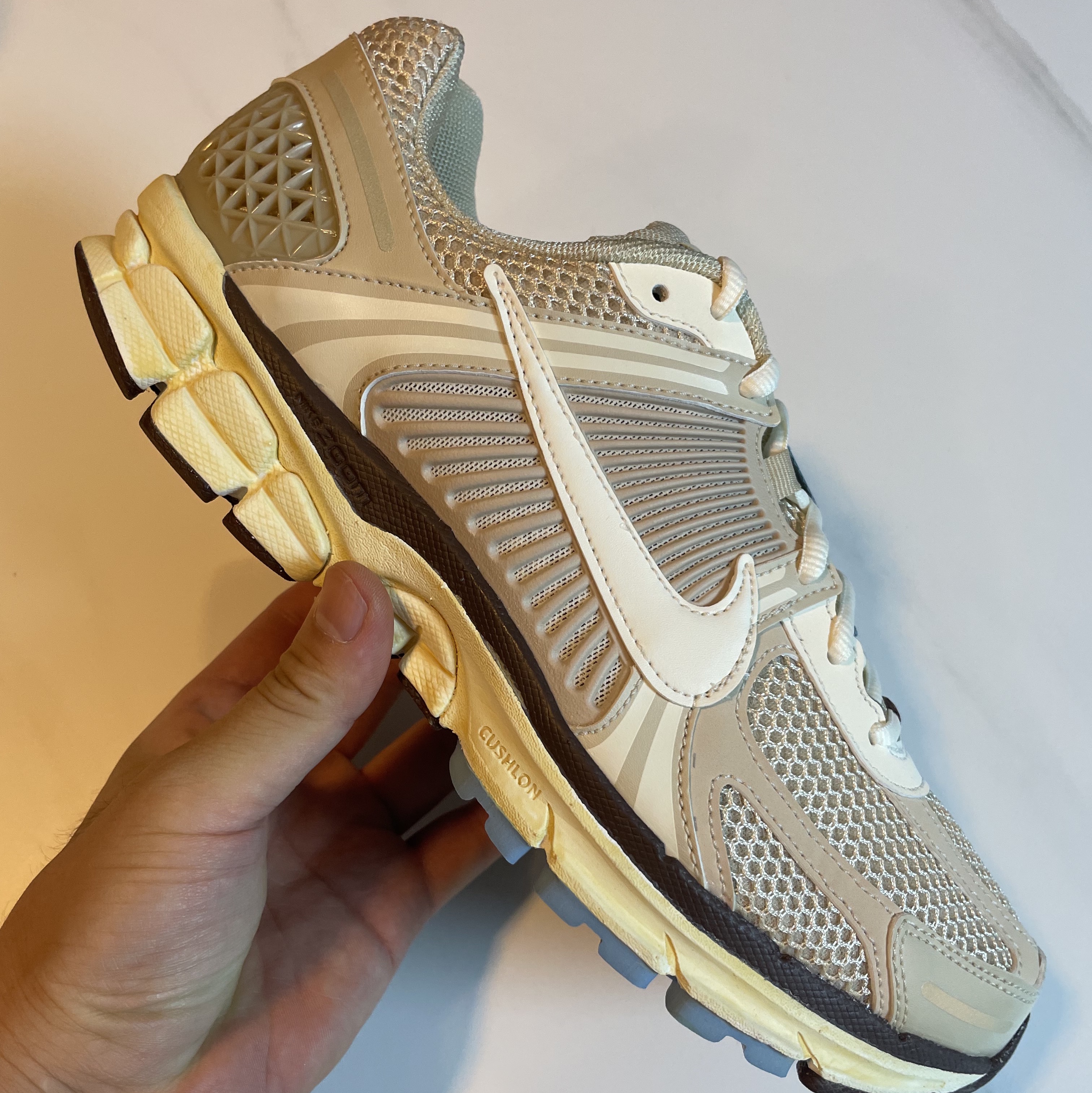 (W) Nike Zoom Vomero 5 Oatmeal, (W) Nike Zoom Vomero 5 Cobblestone and Flat Pewter 착용 스타일 - 4