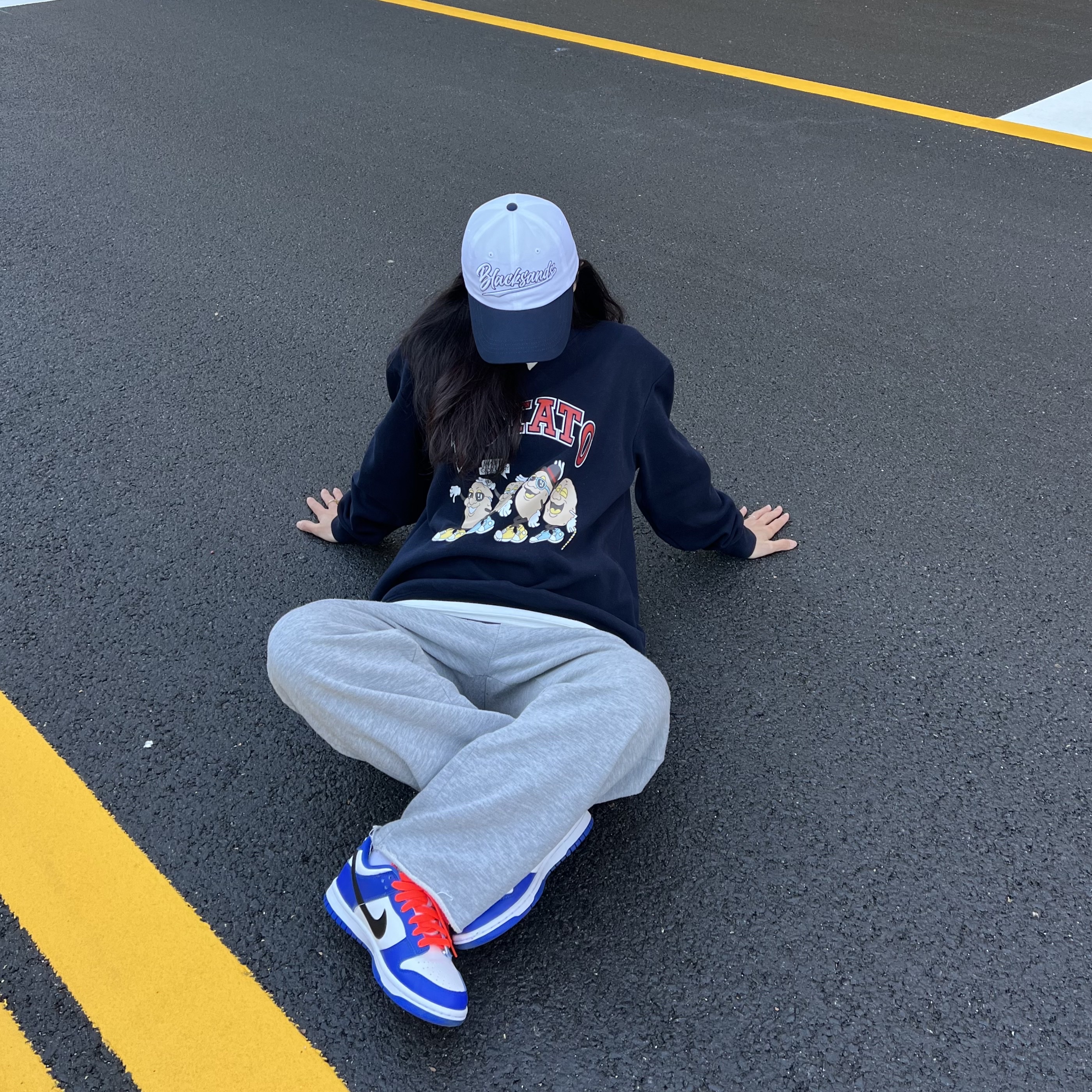(GS) Nike Dunk Low Bright Crimson Game Royal 착용 스타일 - 1