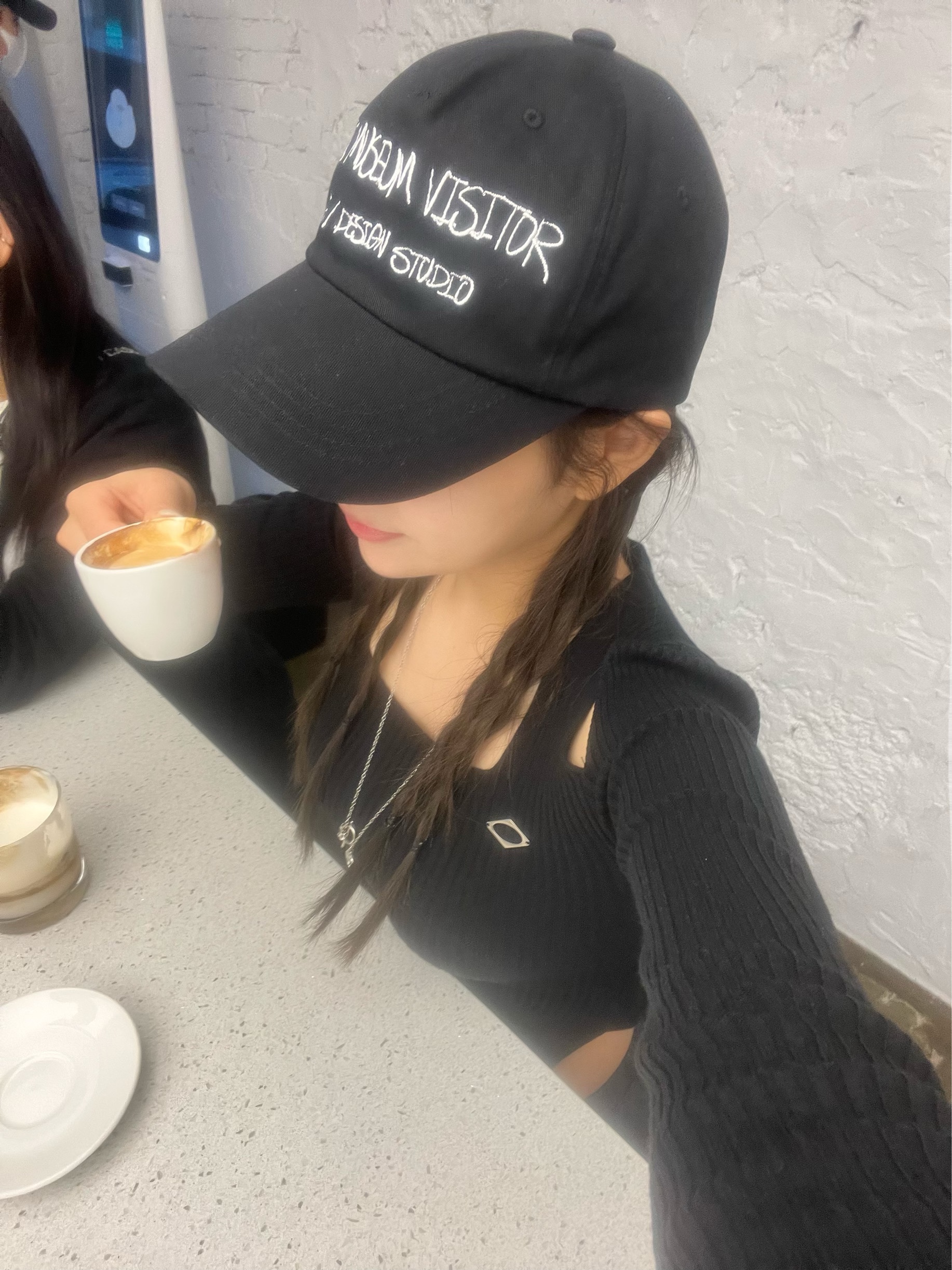 The Museum Visitor Sprayed Ball Cap Black, The Museum Visitor Corduroy Ball Cap Brown 착용 스타일