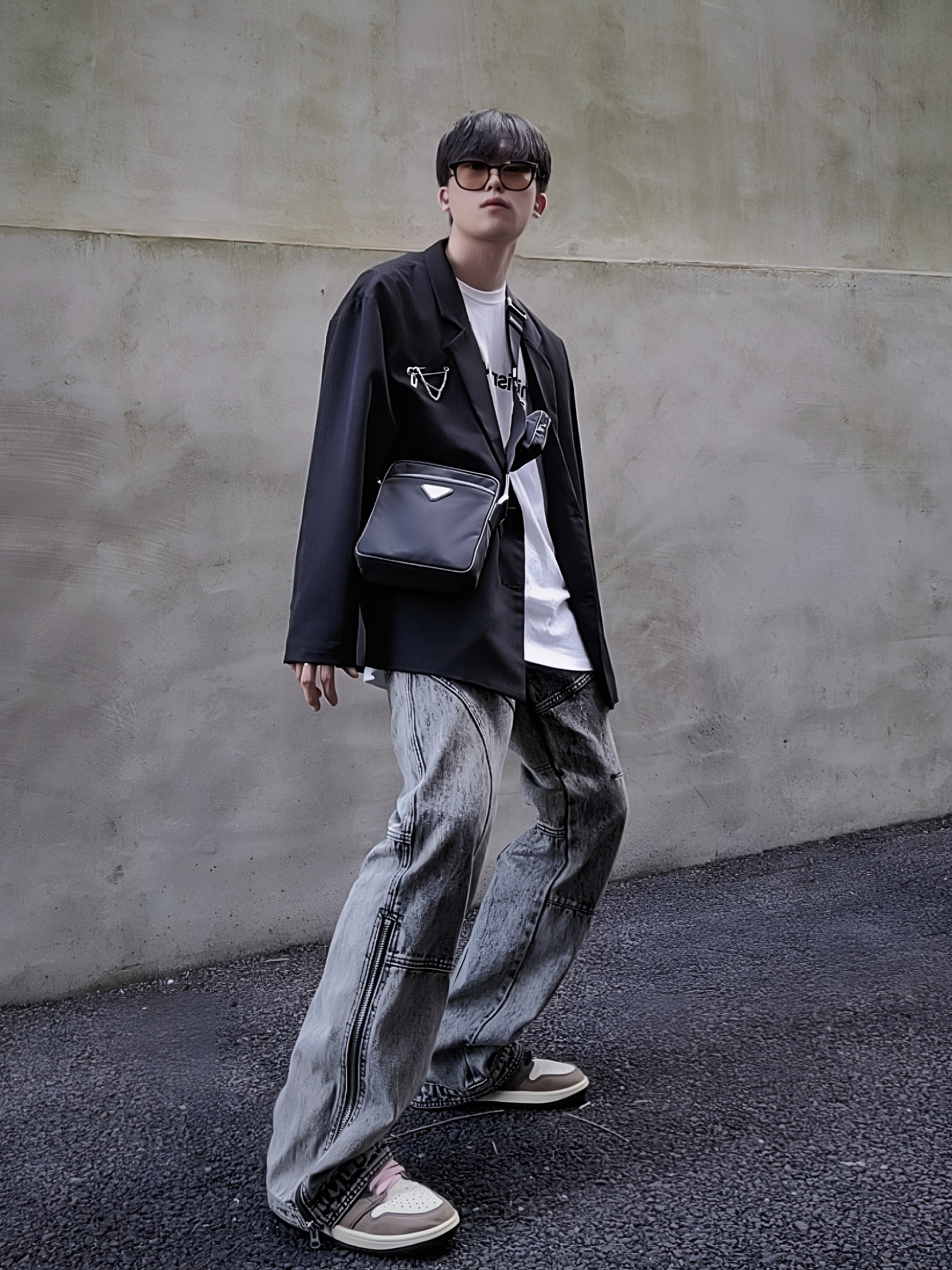Jordan 1 x Travis Scott Retro High OG SP Mocha, Prada Re-Nylon and Saffiano Leather Shoulder Bag Black 착용 스타일 - 2