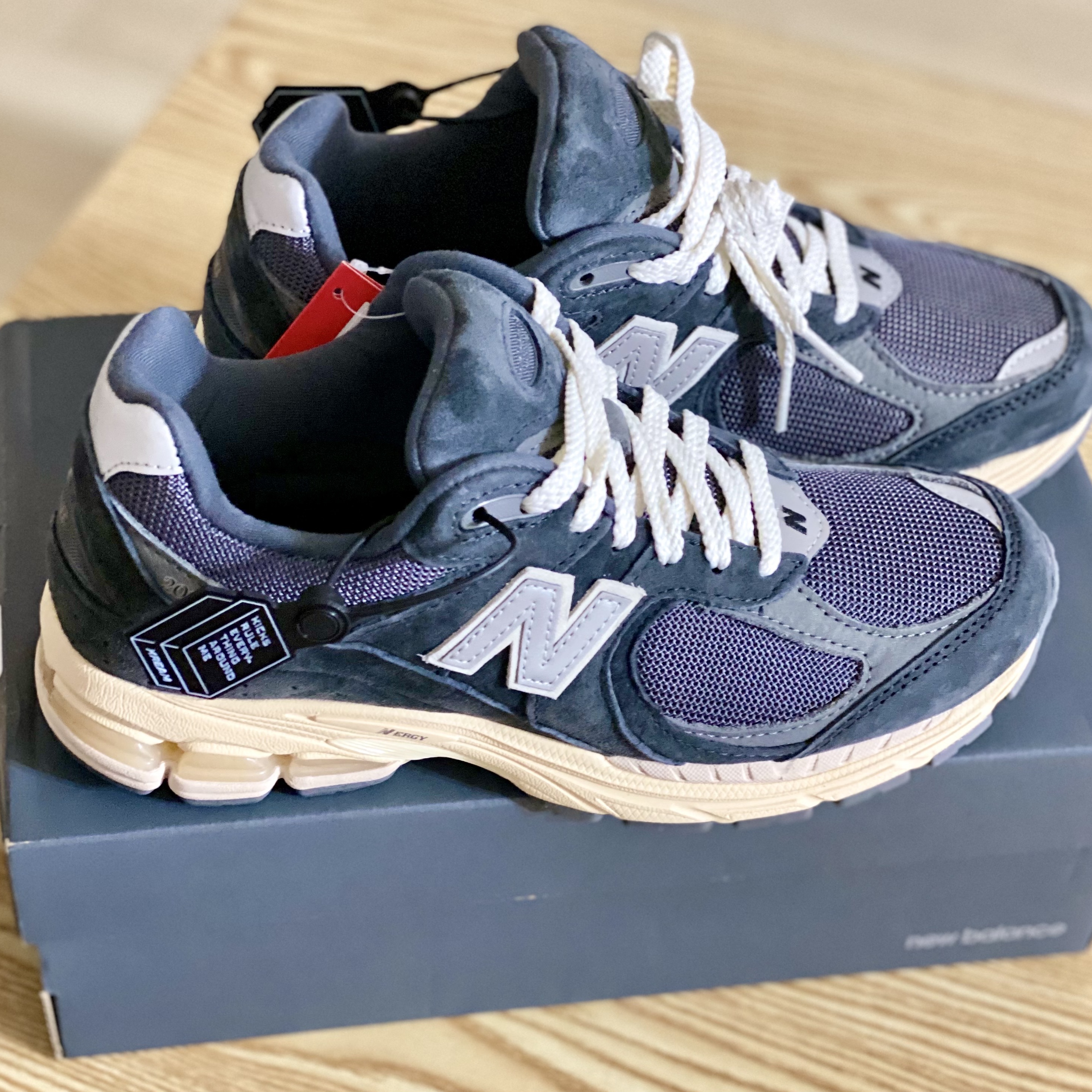 New Balance 2002R Special Vintage Black Grey 착용 스타일