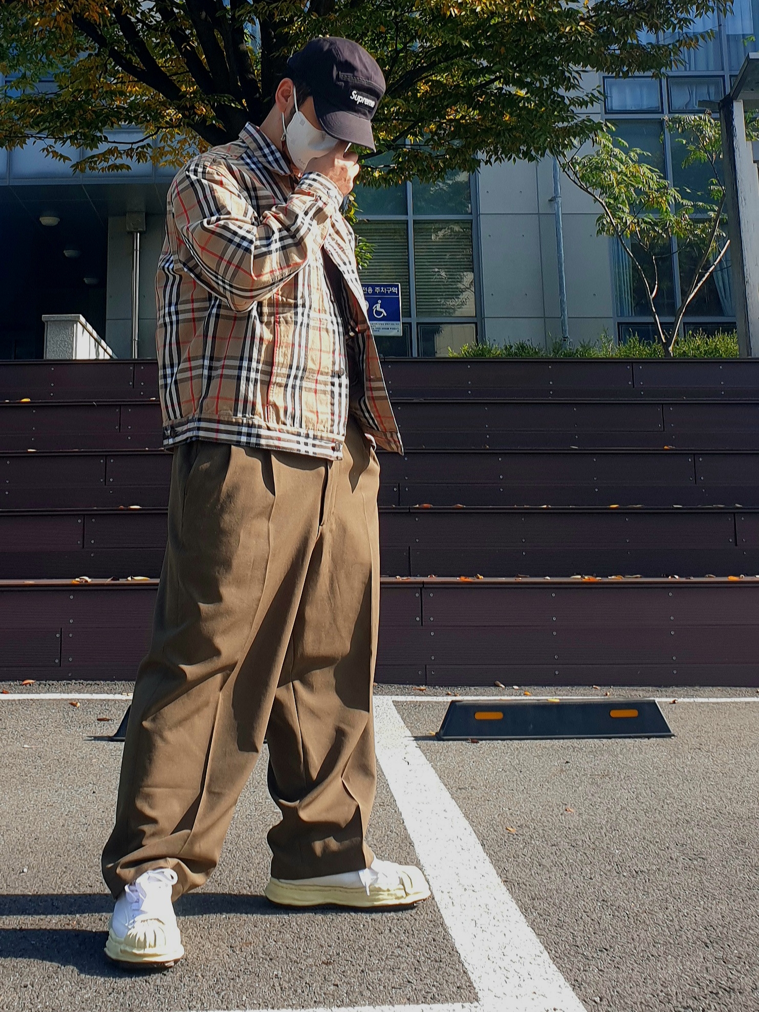 Maison Mihara Yasuhiro Blakey VL OG Sole Canvas Low-top Sneakers White, Supreme x Burberry Denim Trucker Jacket Beige - 22SS 착용 스타일