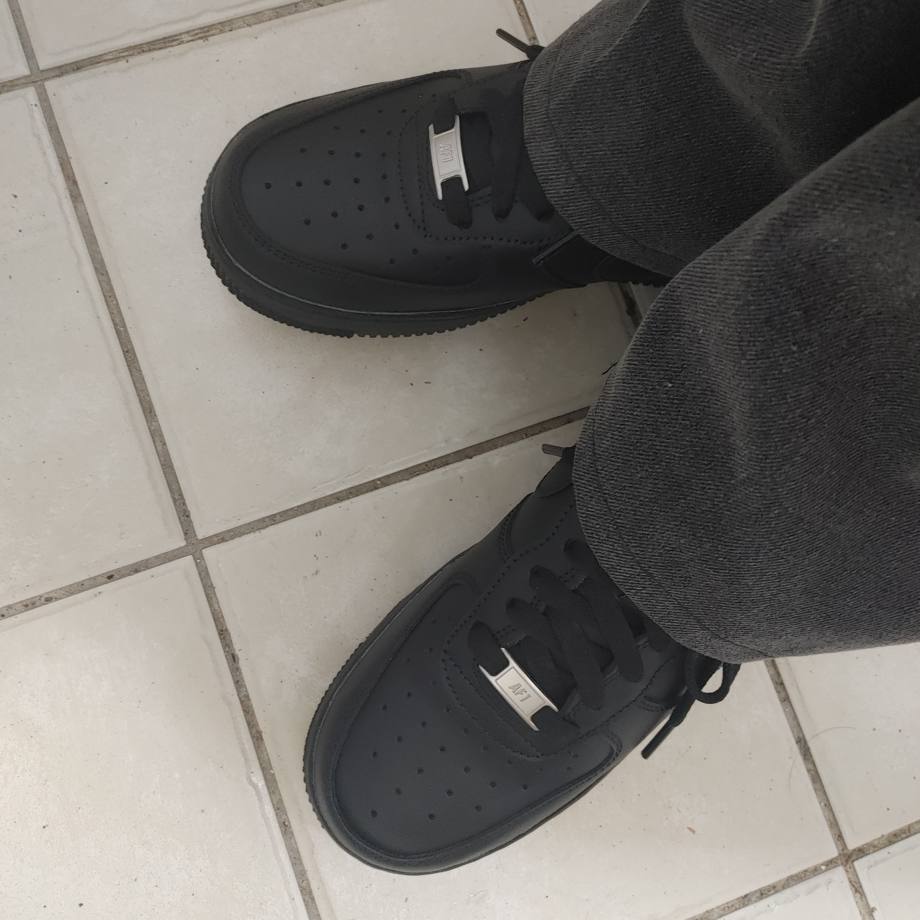 (W) Nike Air Force 1 '07 Low Triple Black 착용 스타일
