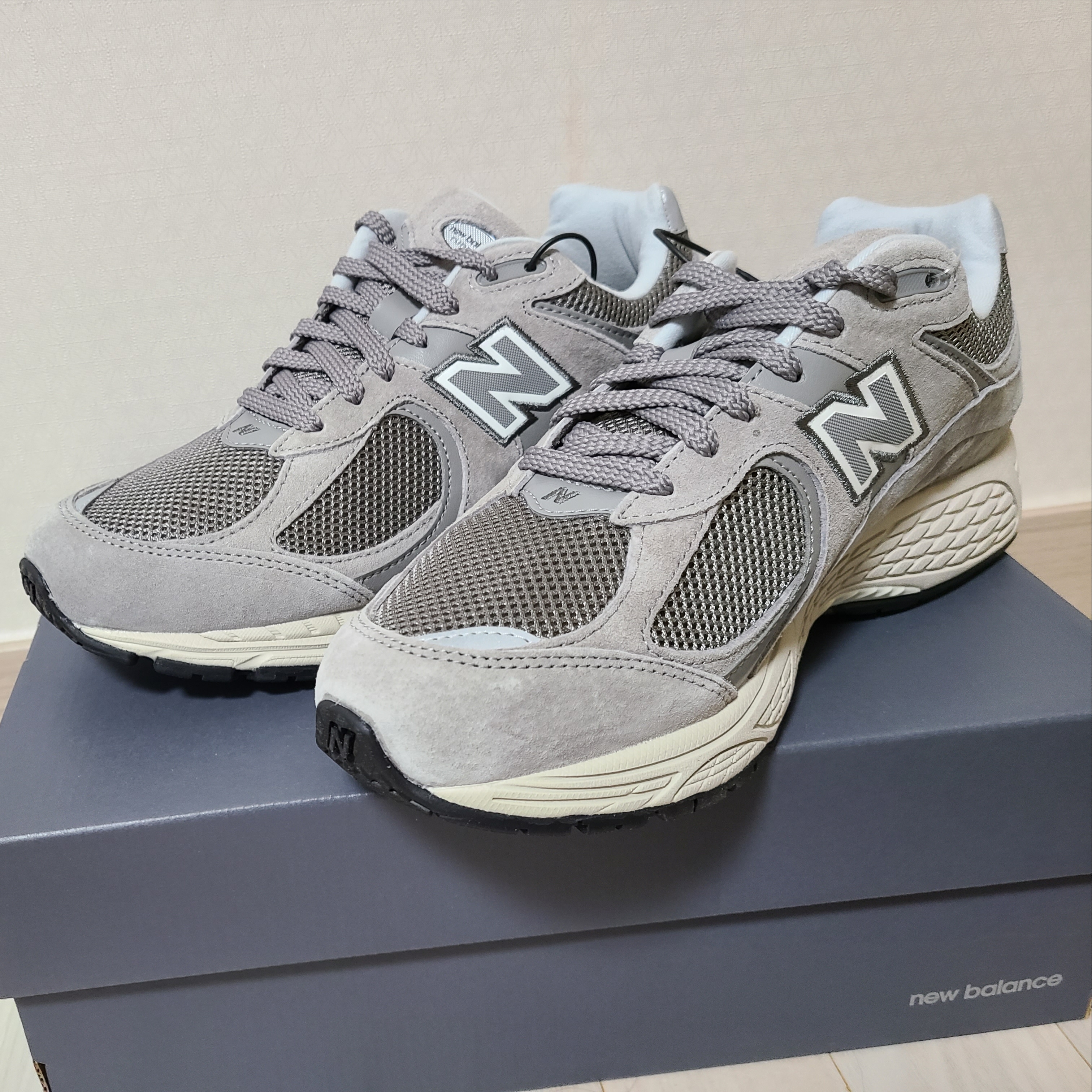 New Balance 2002R Grey 착용 스타일 - 1