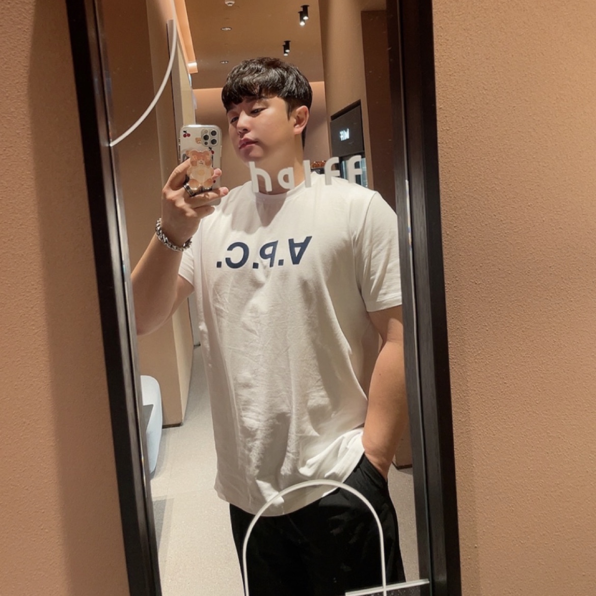 (W) A.P.C. VPC T-Shirt White Dark Navy 착용 스타일