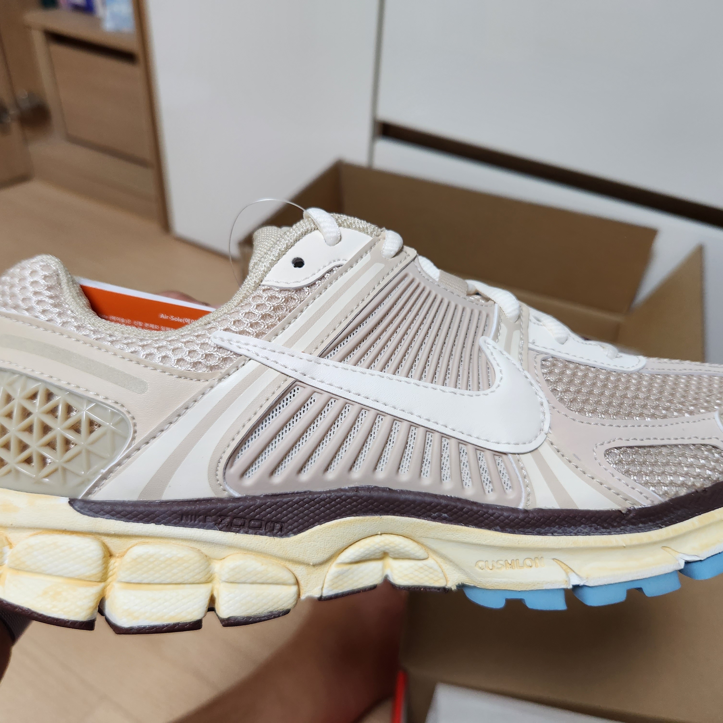 (W) Nike Zoom Vomero 5 Oatmeal 착용 스타일 - 2