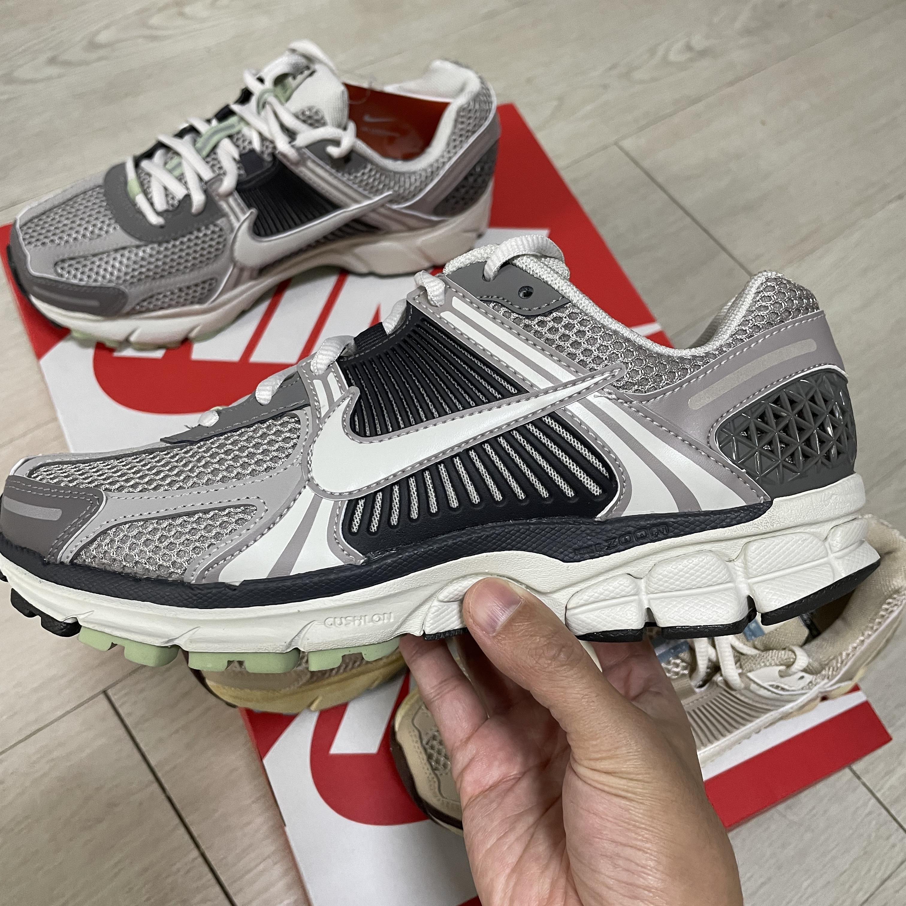 (W) Nike Zoom Vomero 5 Cobblestone and Flat Pewter 착용 스타일 - 1