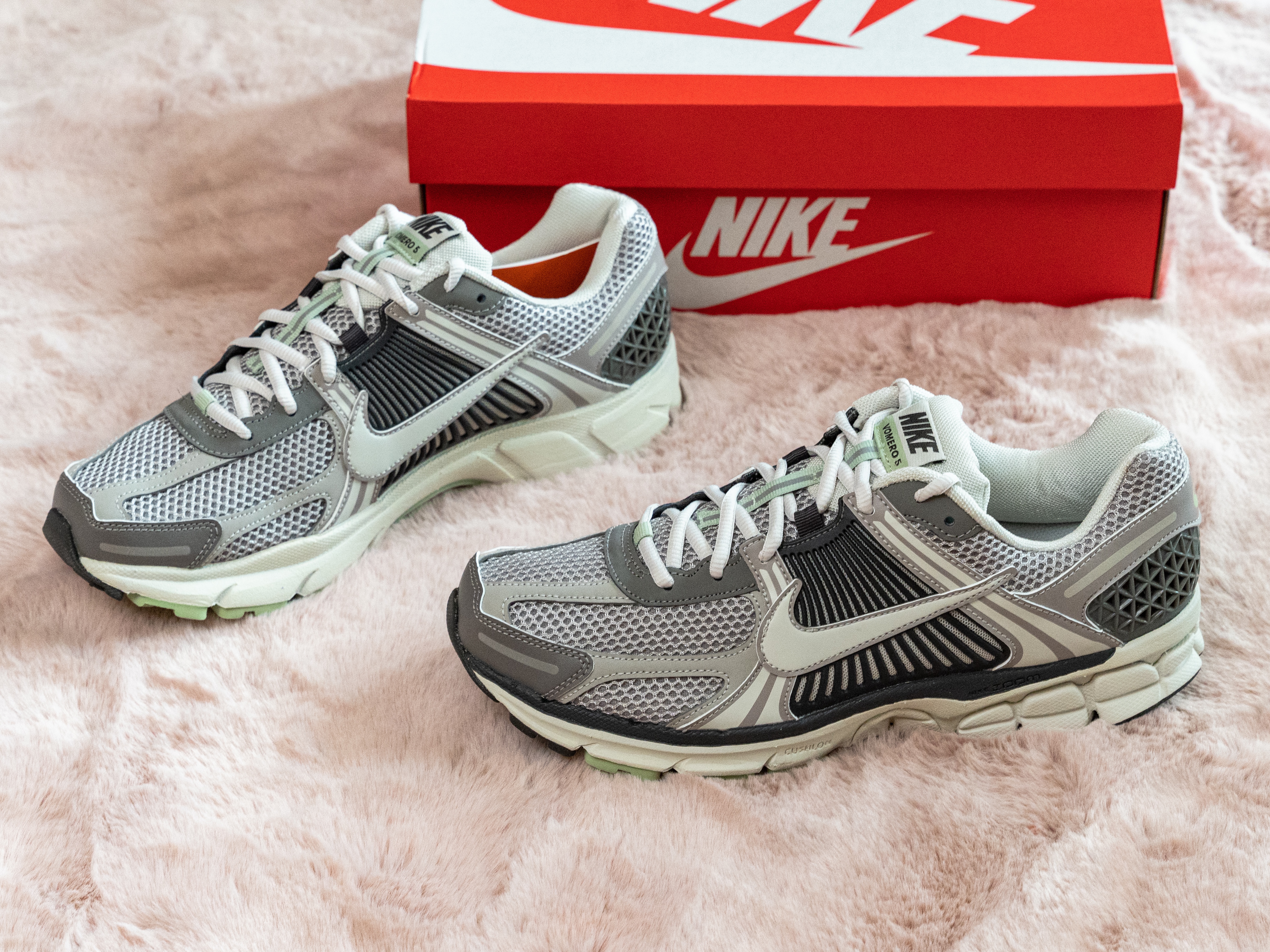 (W) Nike Zoom Vomero 5 Cobblestone and Flat Pewter 착용 스타일 - 2